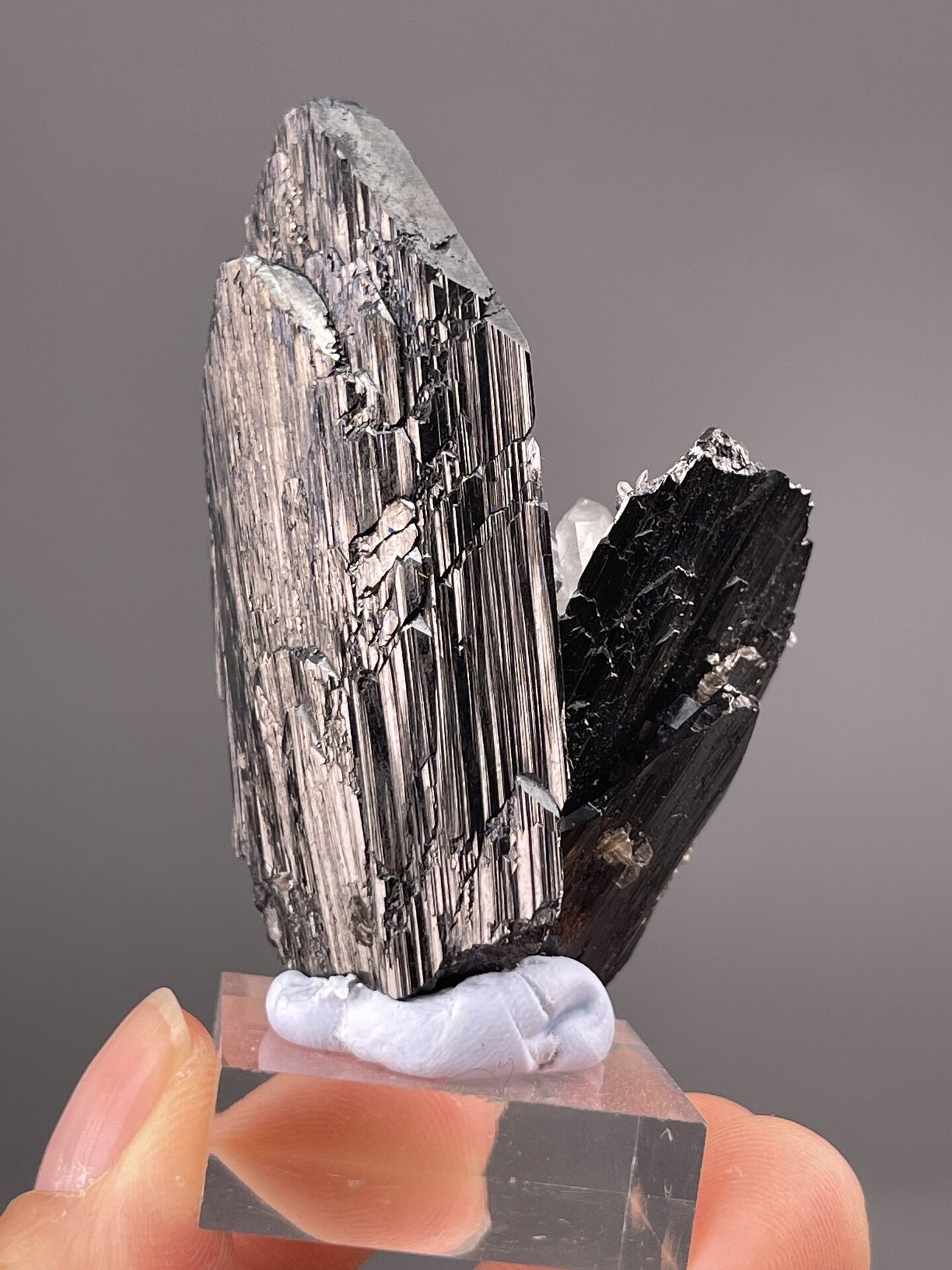 Prismatic cassiterite on barite showing colour contrast, 3.4 g