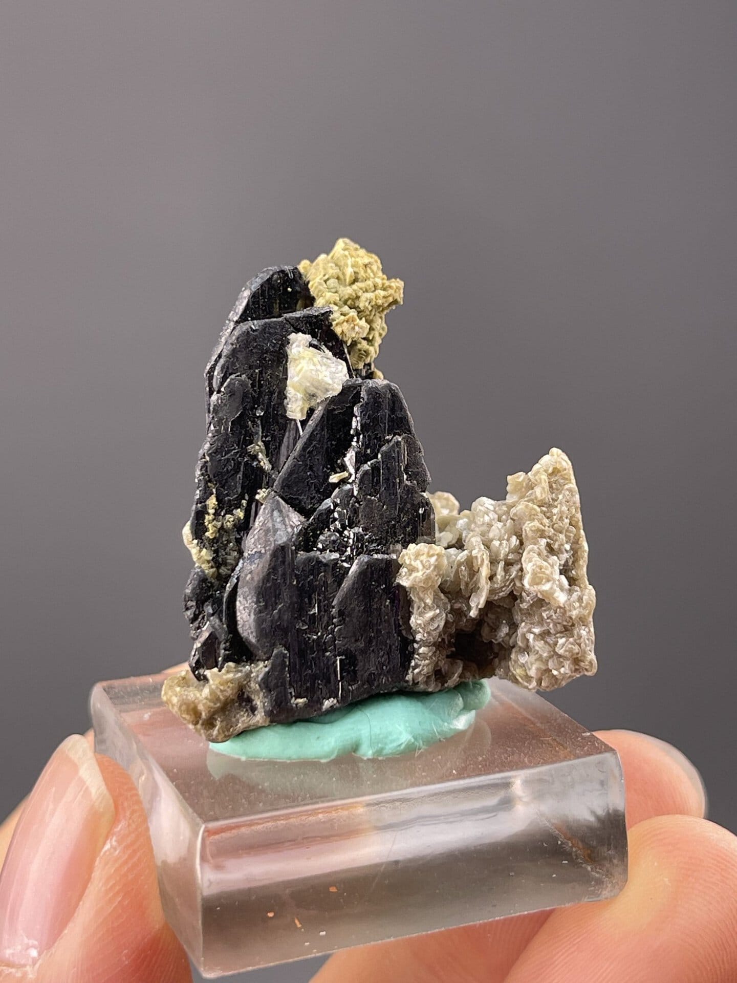 SnO₂ tetragonal cassiterite, Mohs 6–7, Yaogangxian Mine Hunan