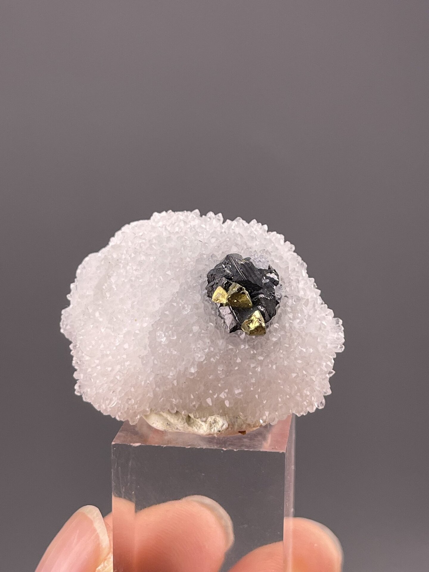 Front view of sphalerite, 14×6×11 mm, Dexing City Jiangxi