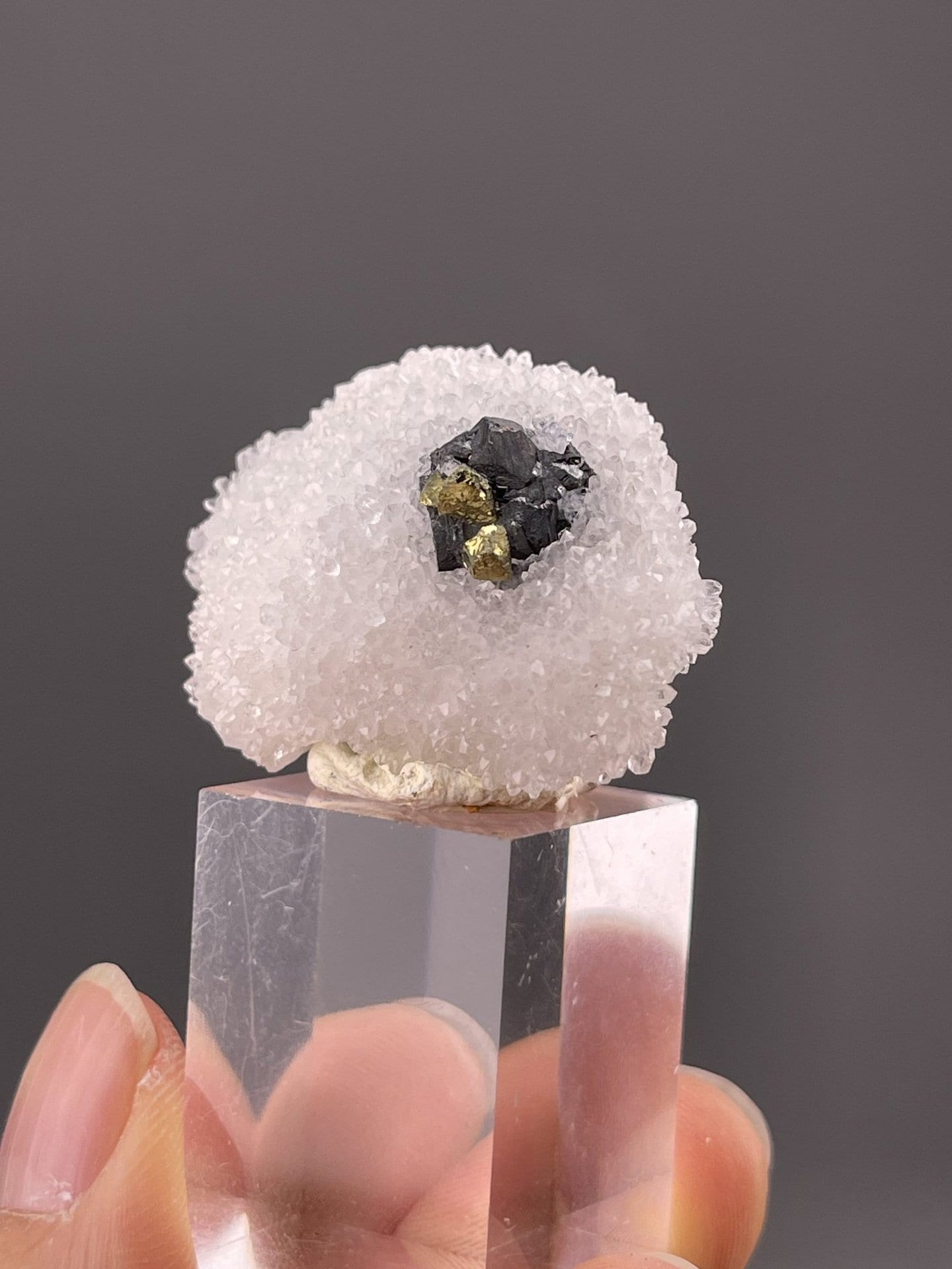 Side view of sphalerite showing frosted crystal habit
