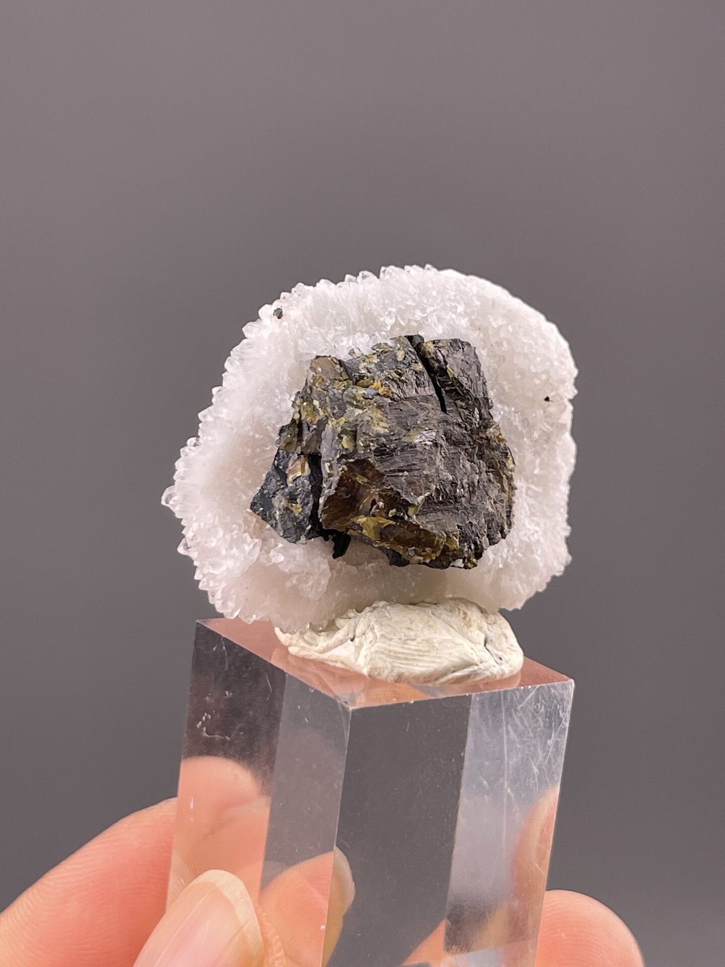 Angled view of Dexing sphalerite highlighting frosted druzy form