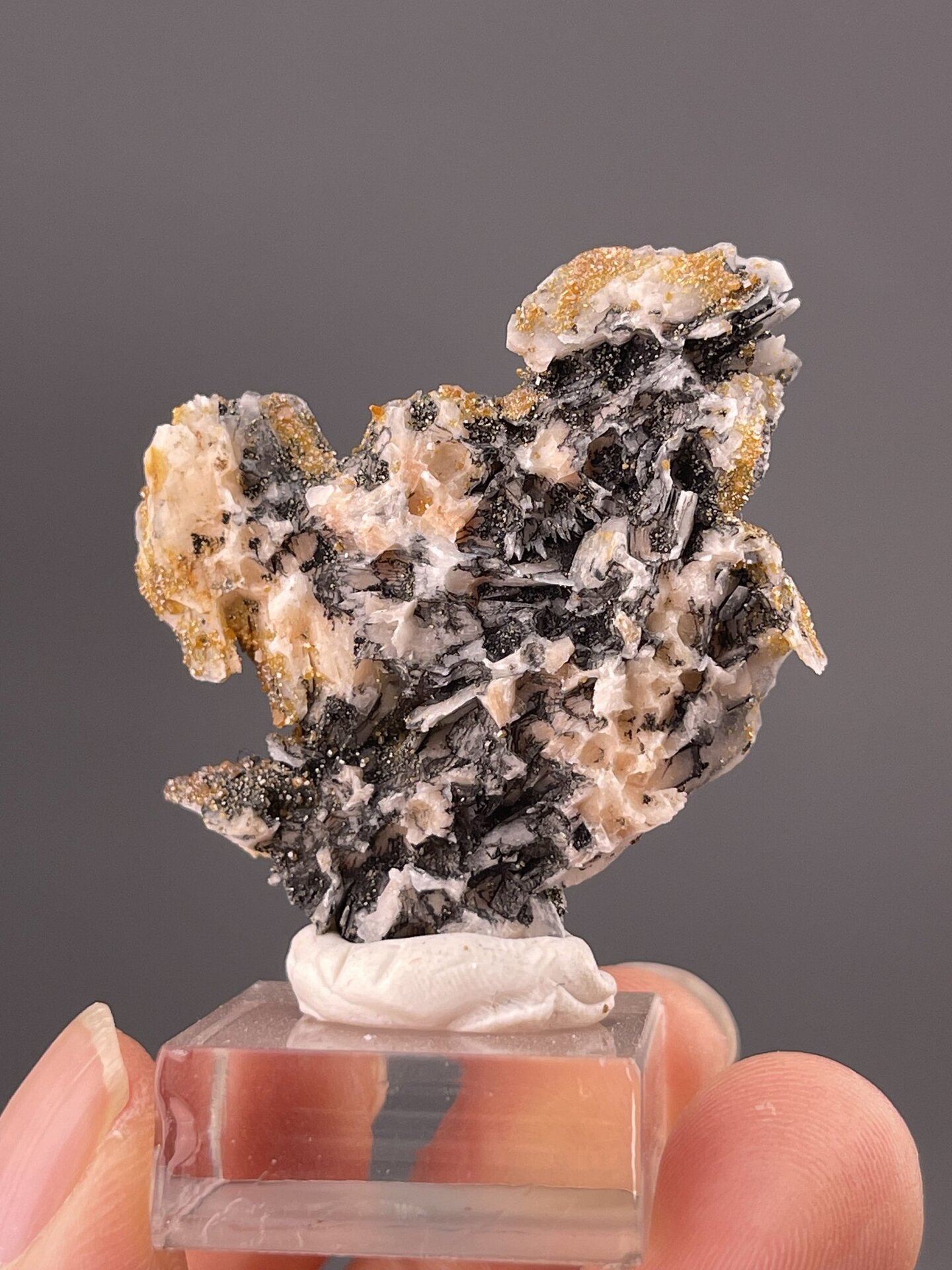Side view of vanadinite cluster showing crystal arrangement