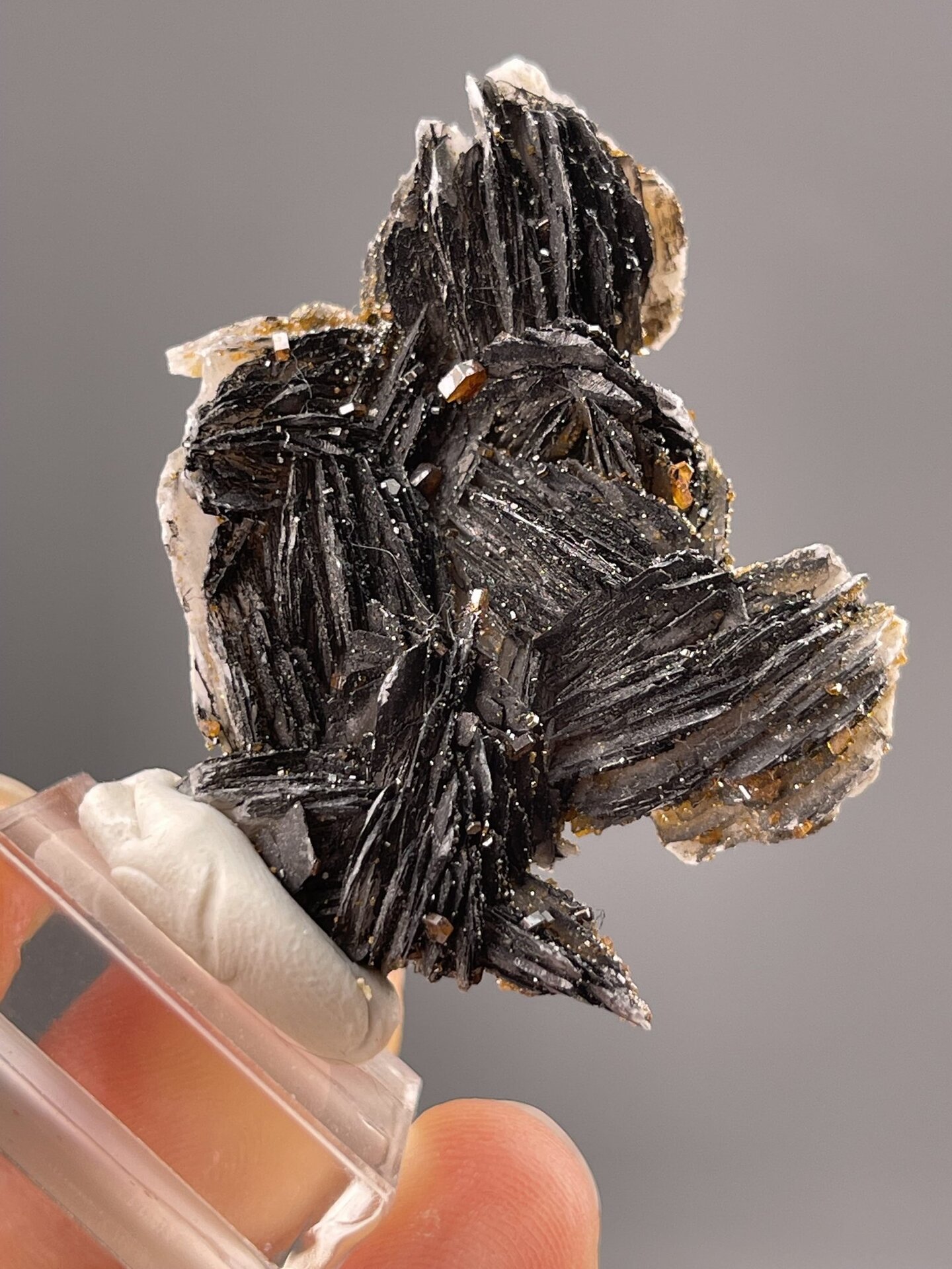 Pb₅(VO₄)₃Cl hexagonal vanadinite from Mibladen, Midelt, Morocco