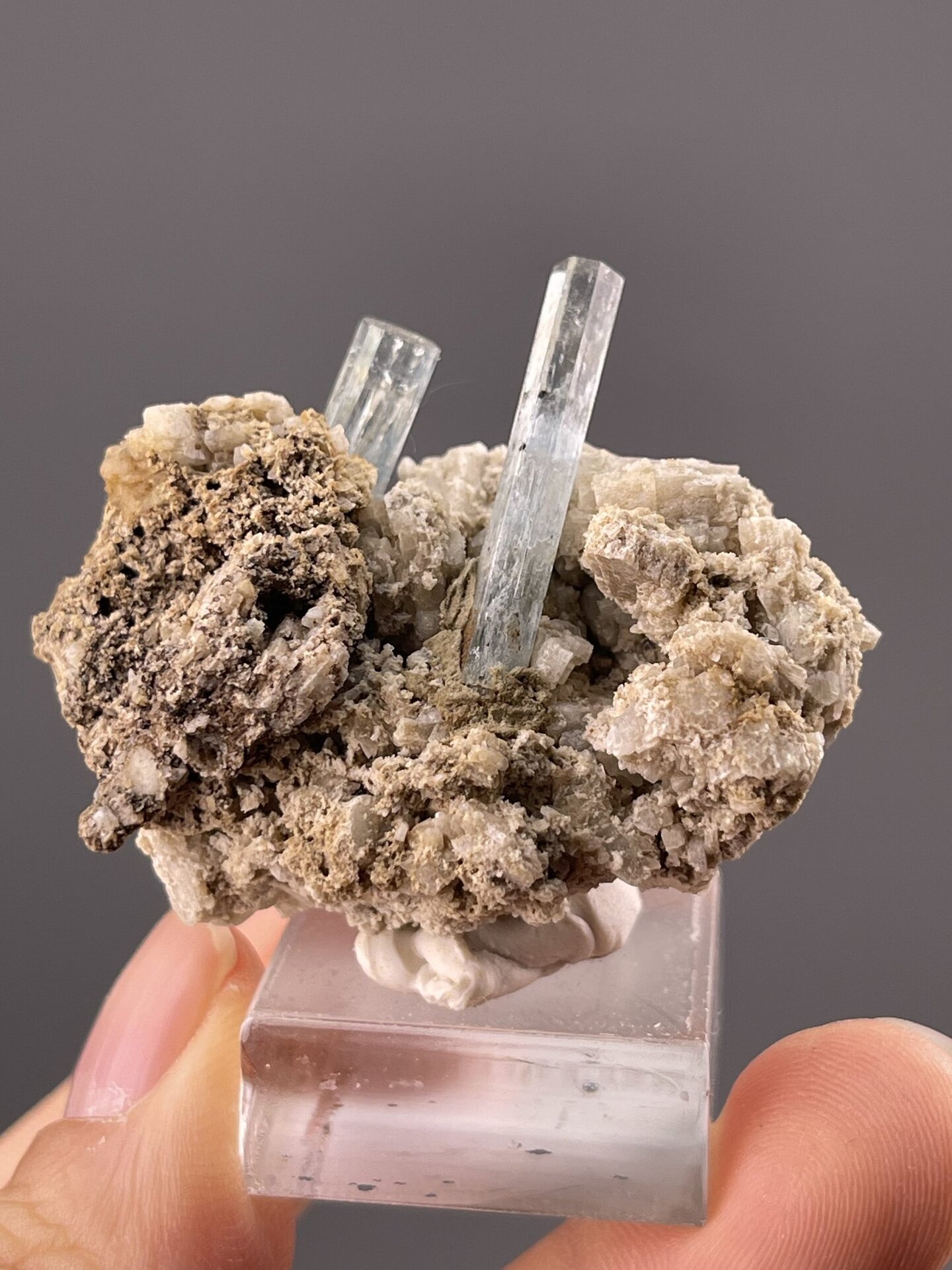 Side profile of aquamarine showing hexagonal columnar habit