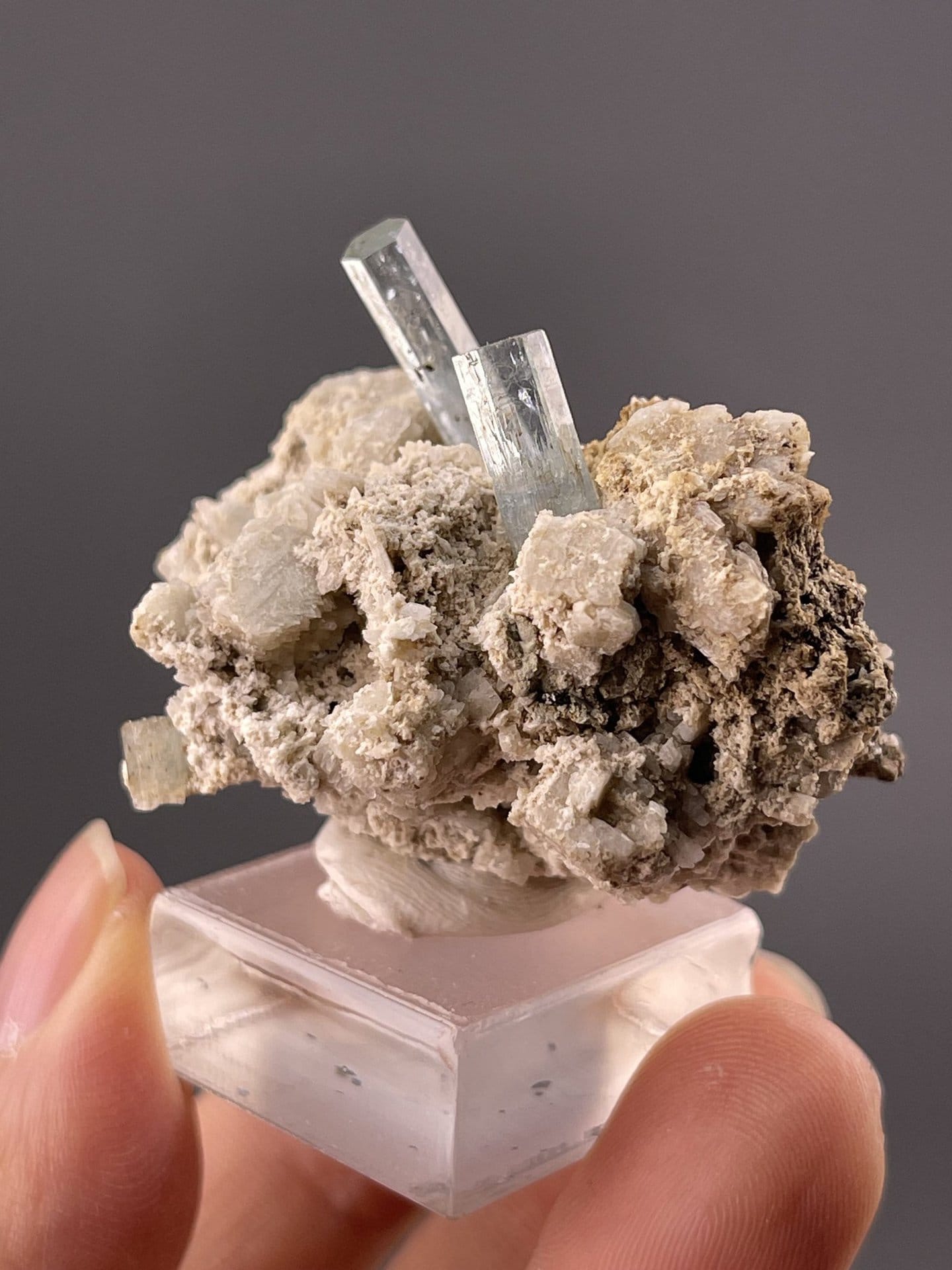 Be₃Al₂Si₆O₁₈ hexagonal aquamarine, Mohs 7.5–8, Erongo region