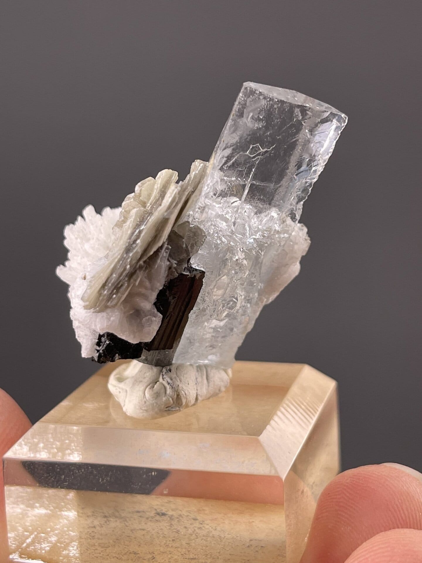 Be₃Al₂Si₆O₁₈ hexagonal aquamarine, Mohs 7.5–8, Sichuan China