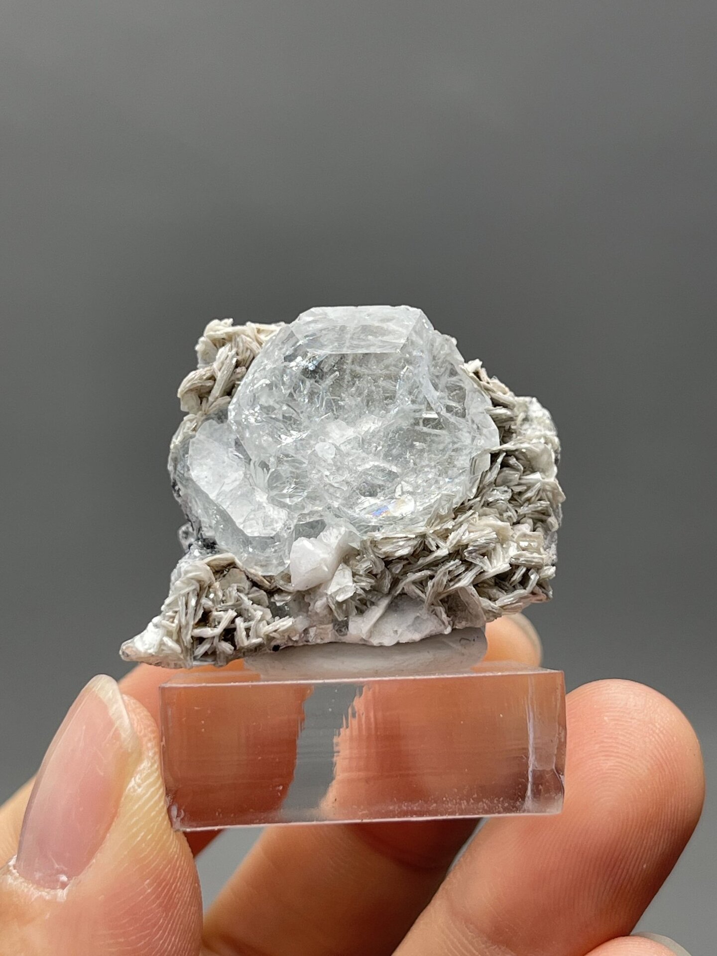 Front view of aquamarine, 13×12×10 mm, Xuebaoding Mountain
