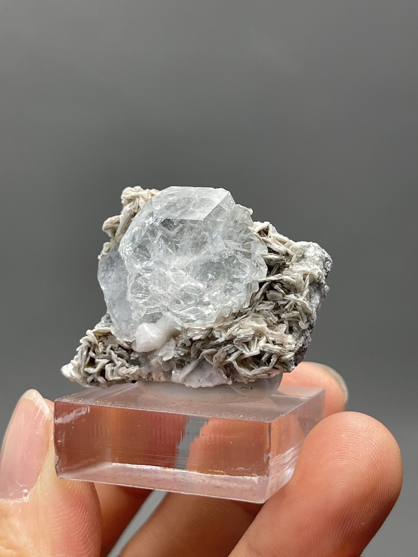 Side view of Xuebaoding aquamarine showing prismatic length