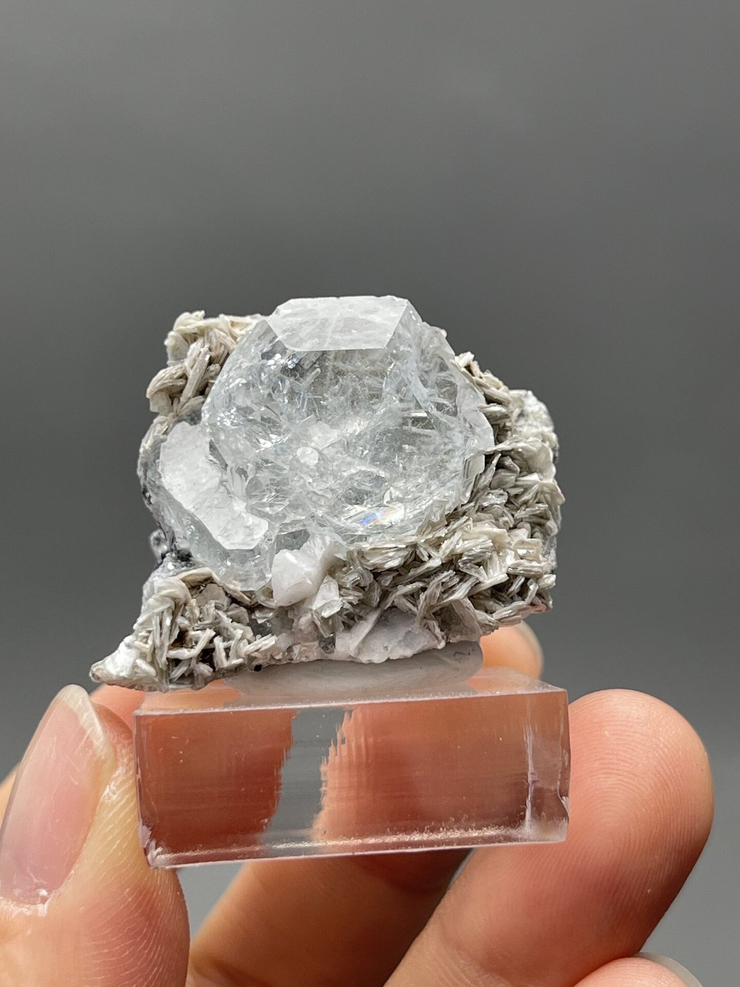 Be₃Al₂Si₆O₁₈ hexagonal aquamarine, Mohs 7.5–8, Sichuan China