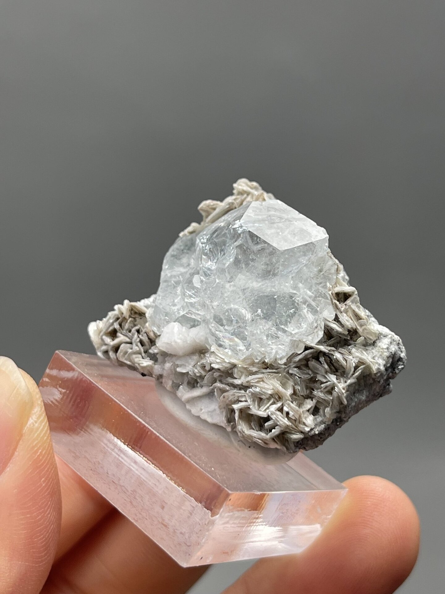 Angled view of Xuebaoding aquamarine highlighting blue colour