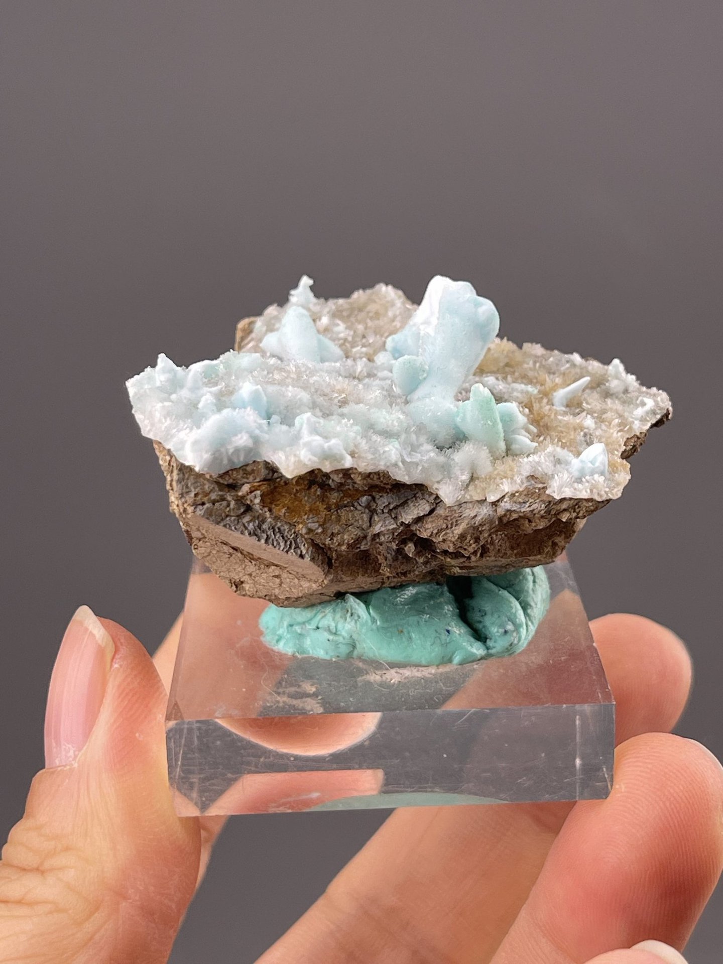 Side view of hemimorphite showing columnar crystal arrangement