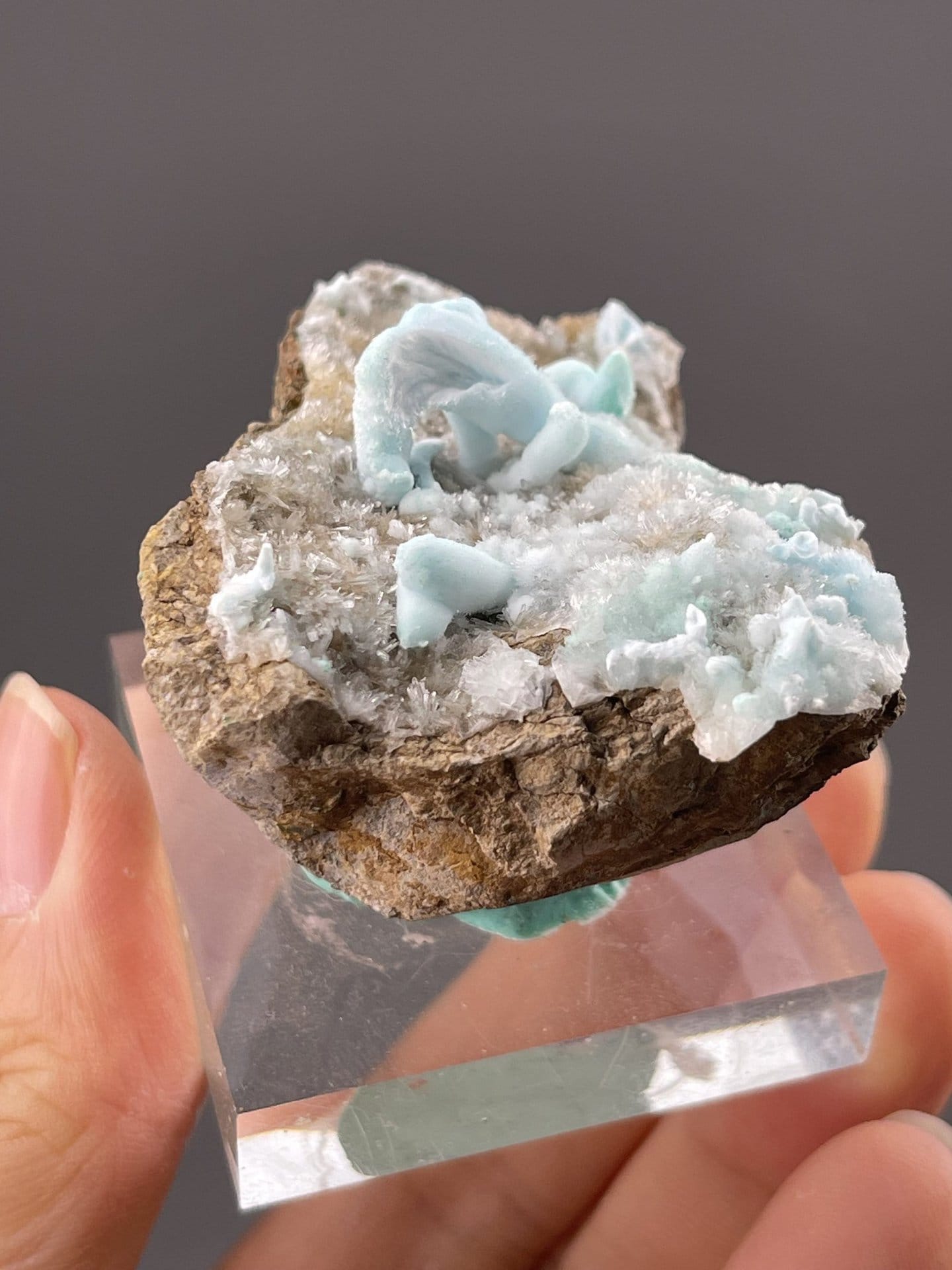 Zn₄Si₂O₇(OH)₂·H₂O orthorhombic hemimorphite from Yunnan Province