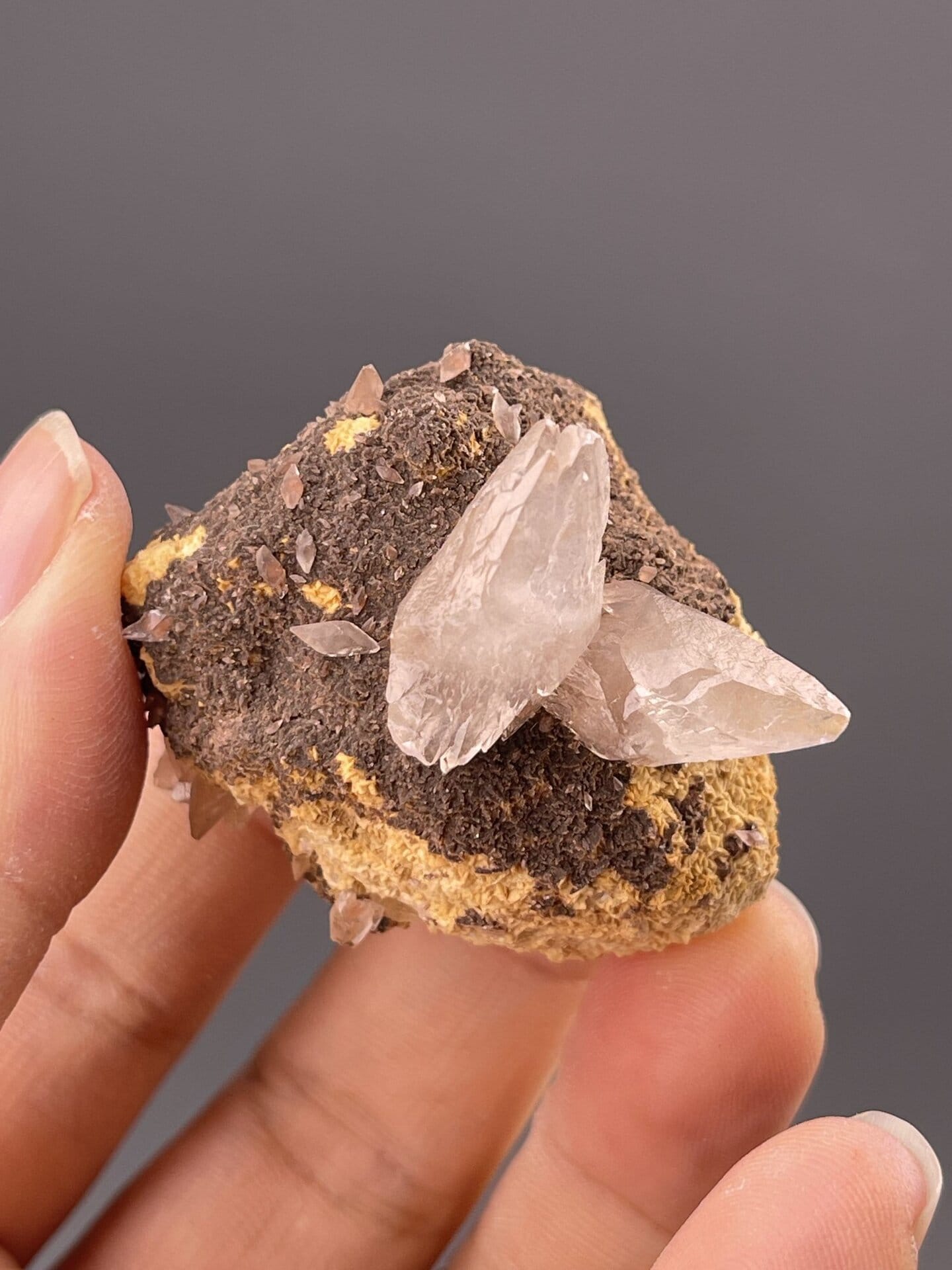 Warm brown calcite showing columnar crystal habit, Daye Mine, 1.6 g