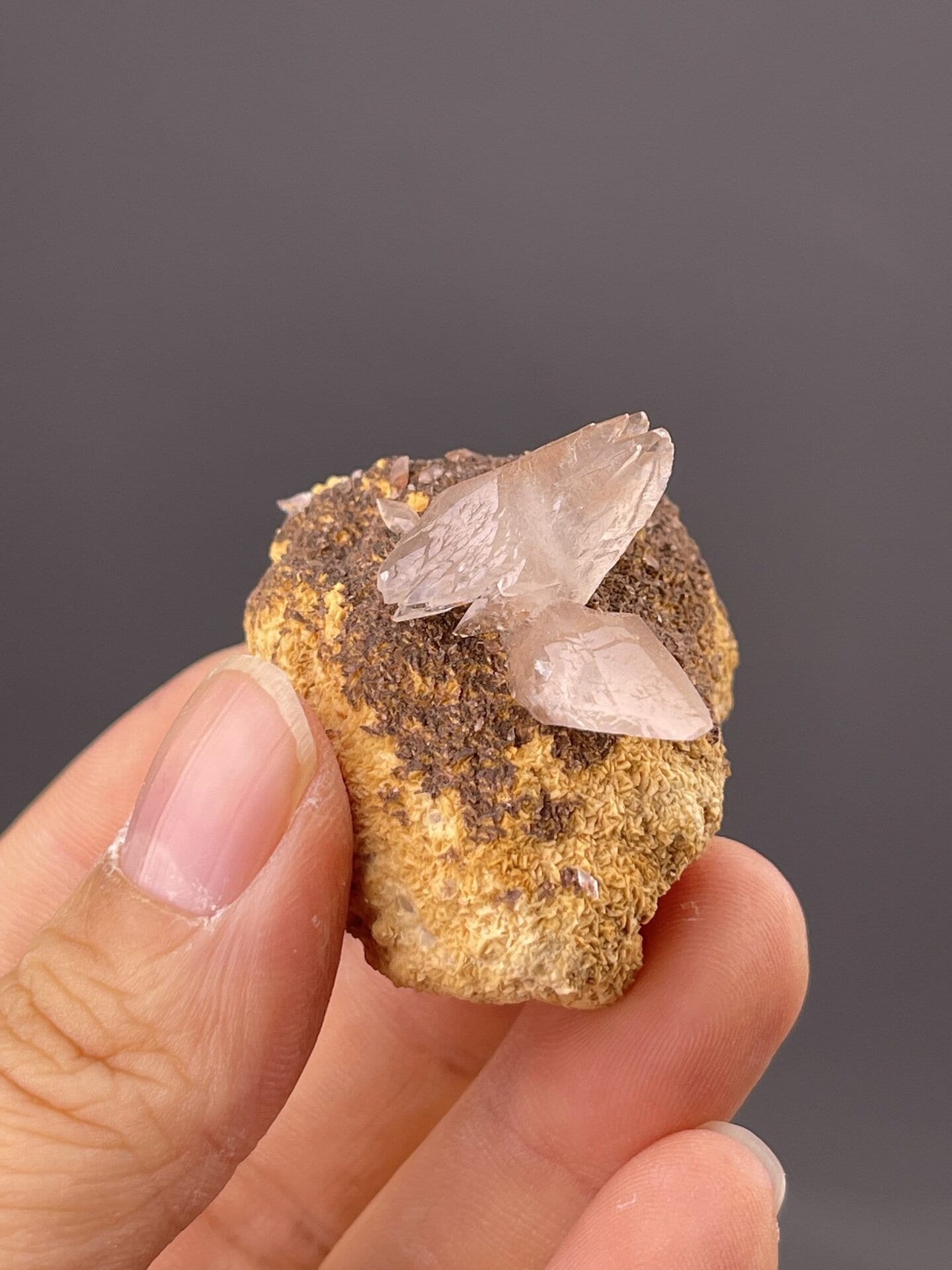 Side view of columnar calcite showing prismatic crystal arrangement