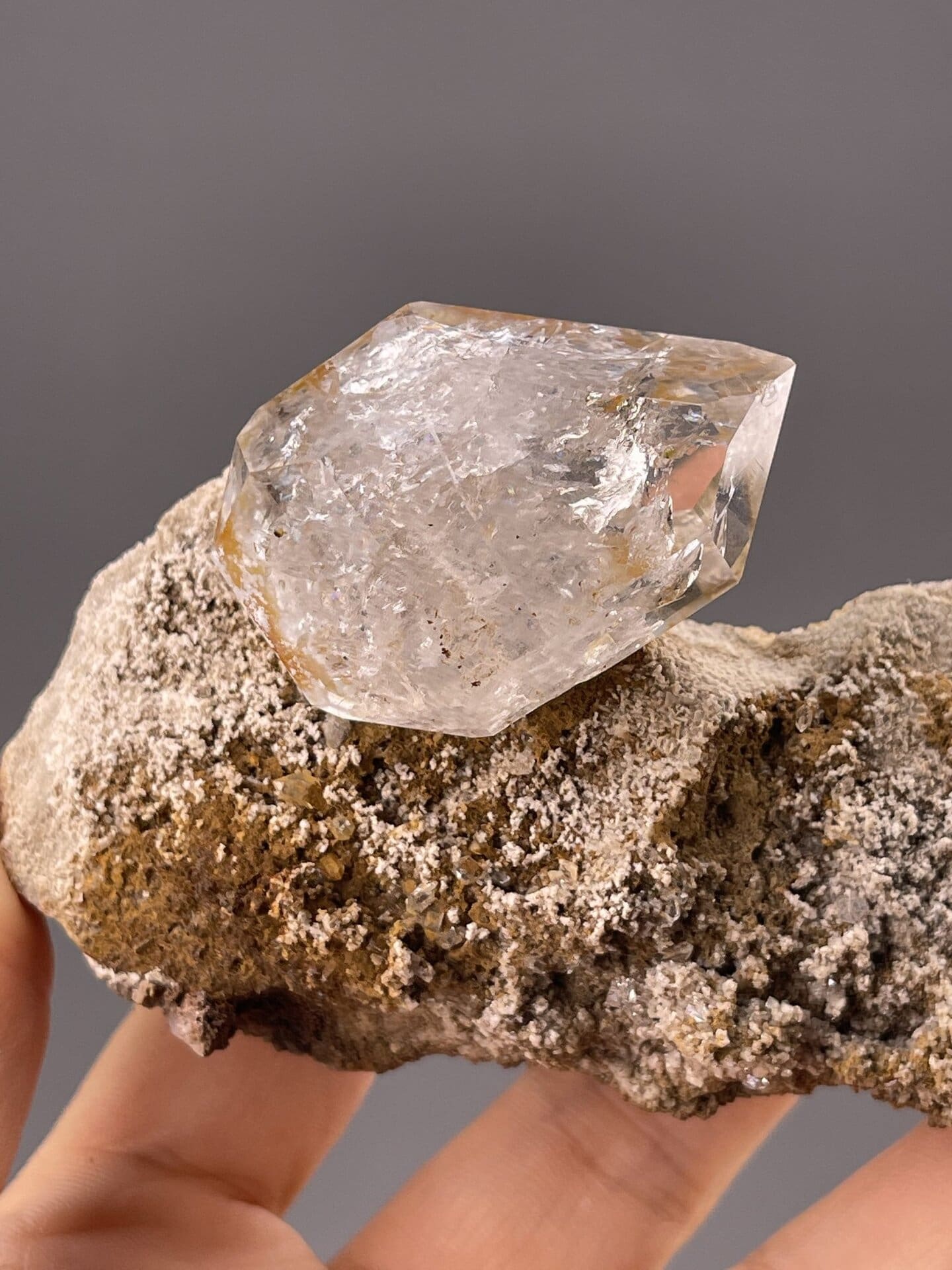 SiO₂ trigonal quartz, Mohs 7, doubly terminated form from China