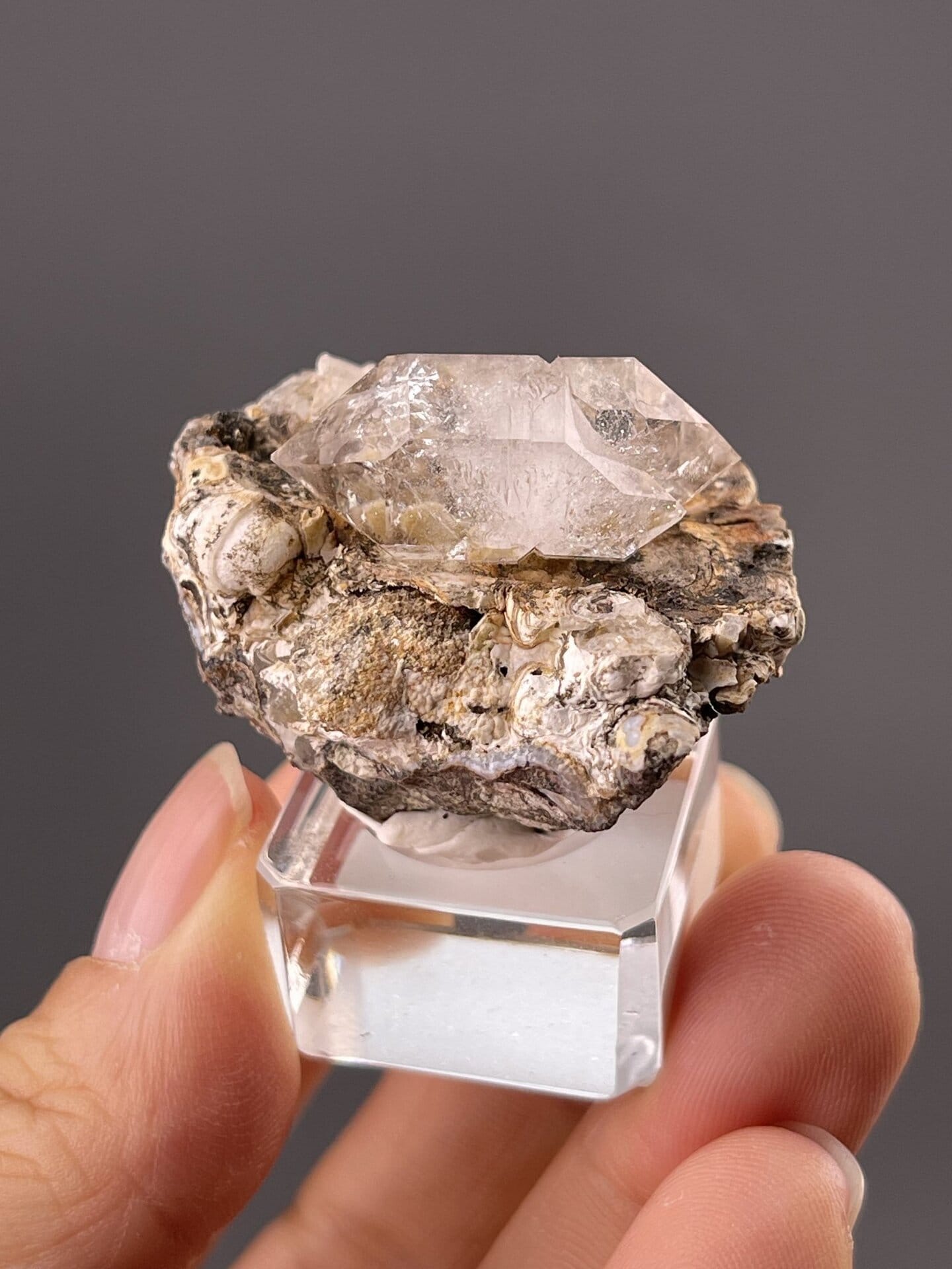 Colorless doubly terminated quartz with prismatic structure, 1.1 g