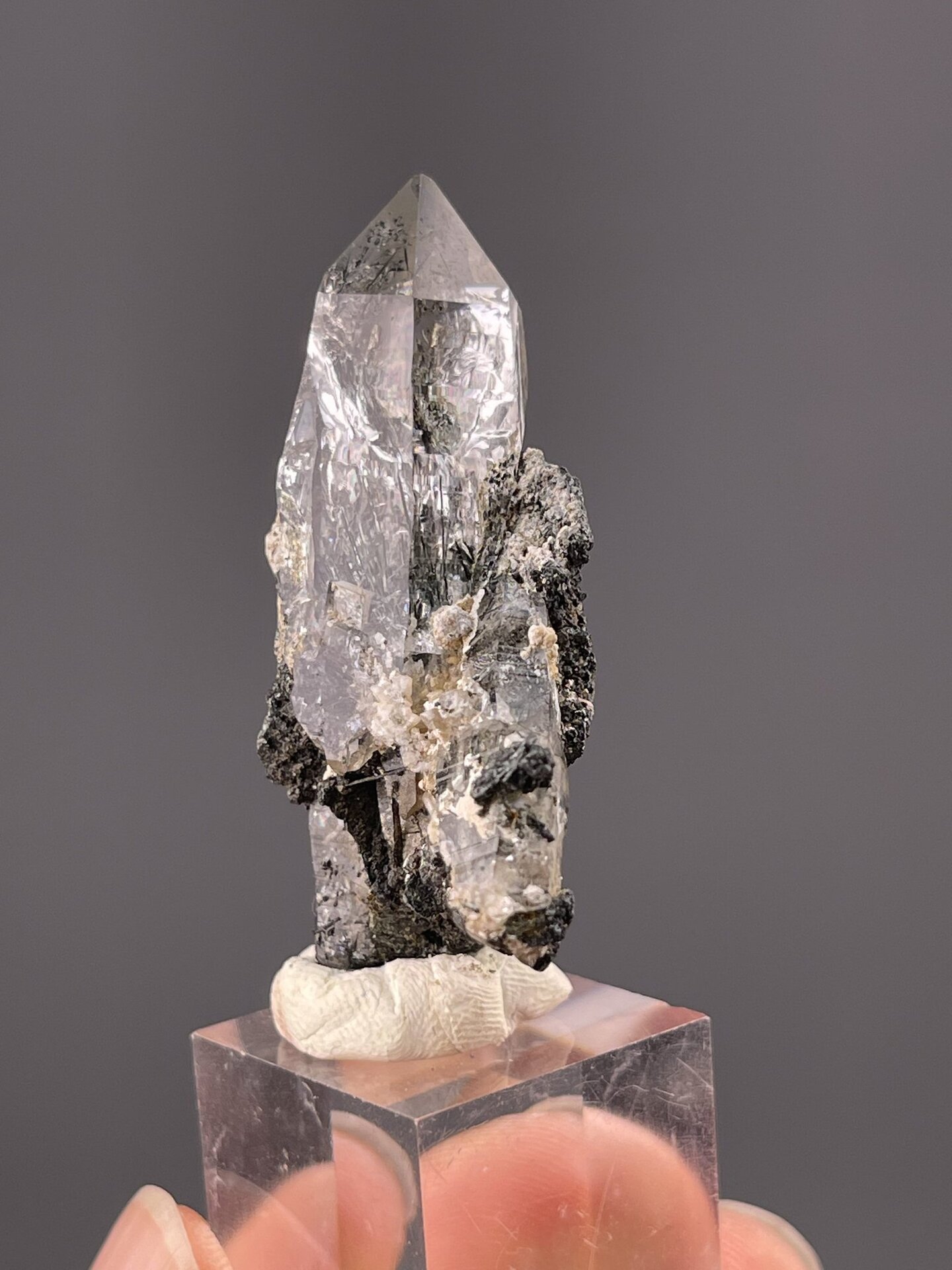 Side view of prismatic quartz showing full crystal length