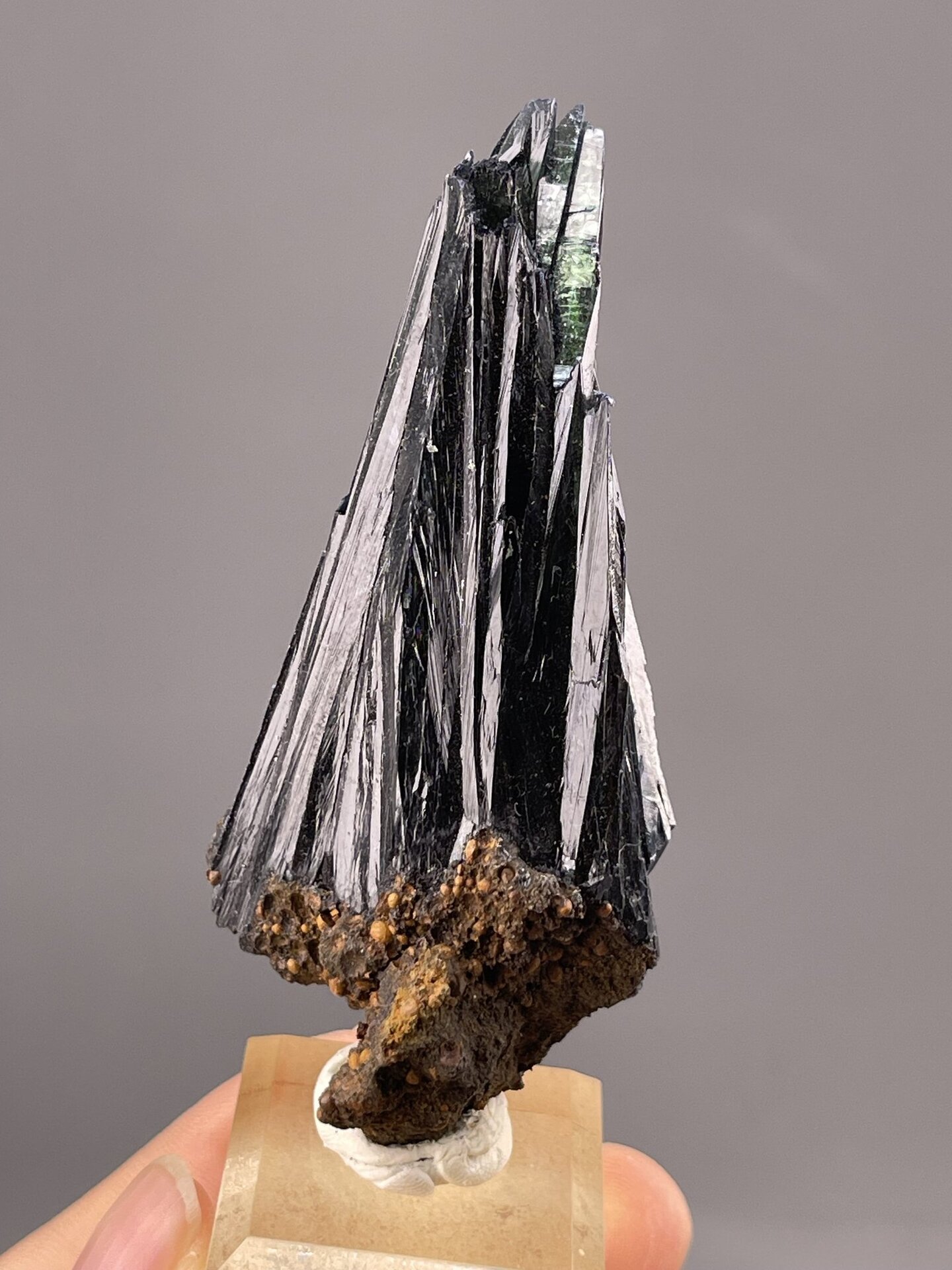Front view of hematite crystal cluster, 14×8×31 mm, Minas Gerais