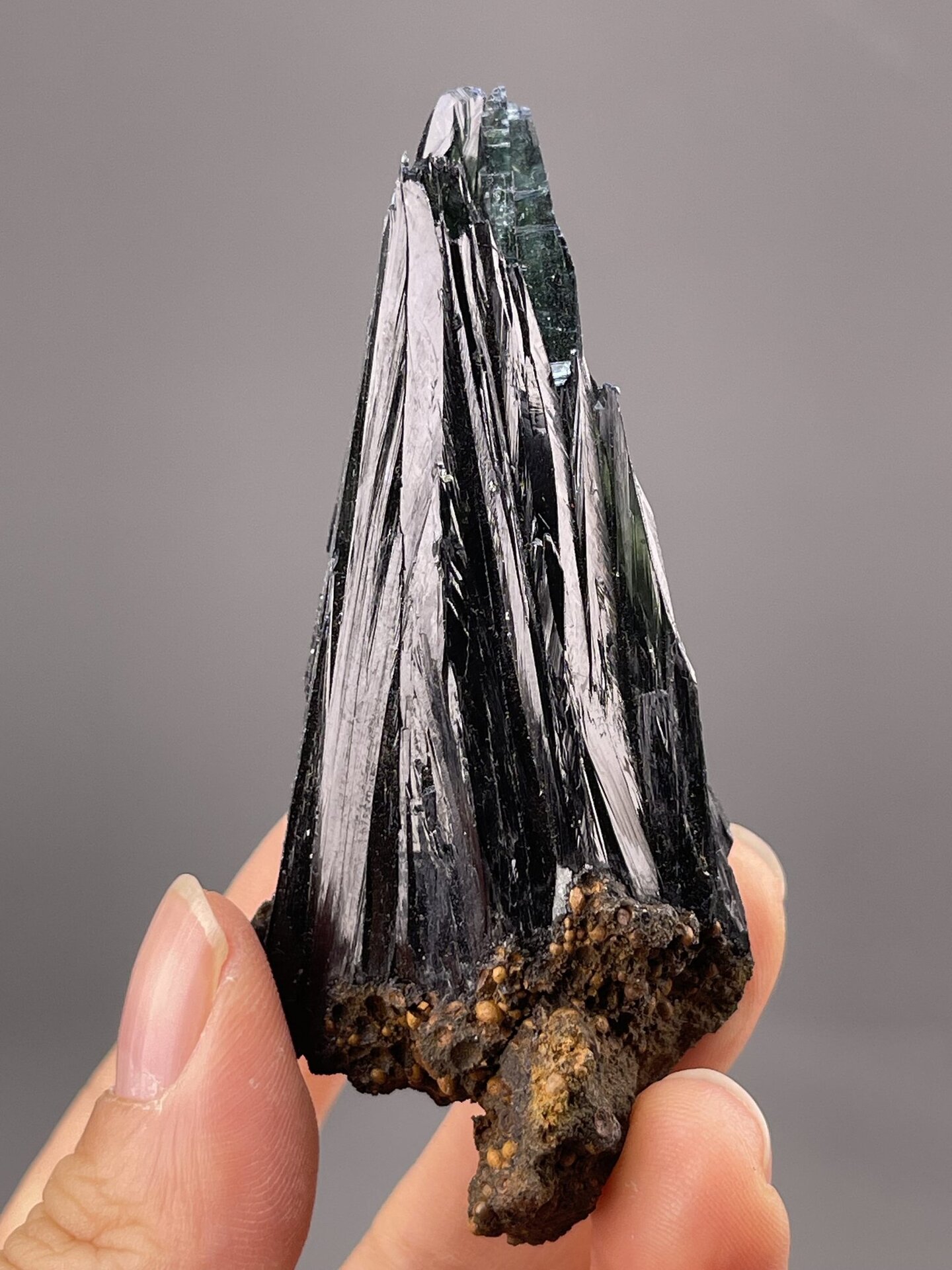Fe₂O₃ trigonal hematite, Mohs 5.5–6.5, metallic luster, Brazil
