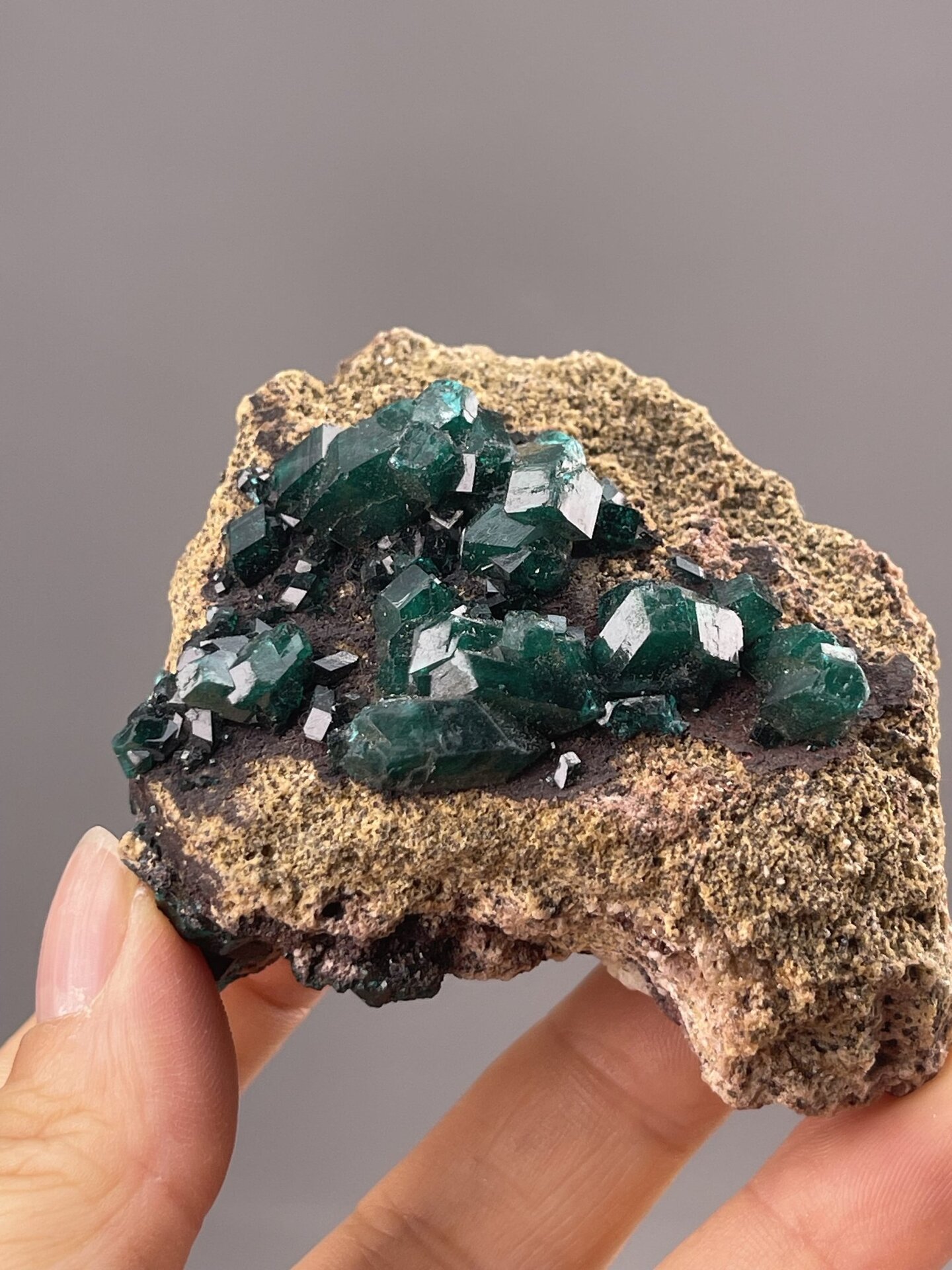 Side profile of dioptase specimen showing crystal depth, Tsumeb Mine