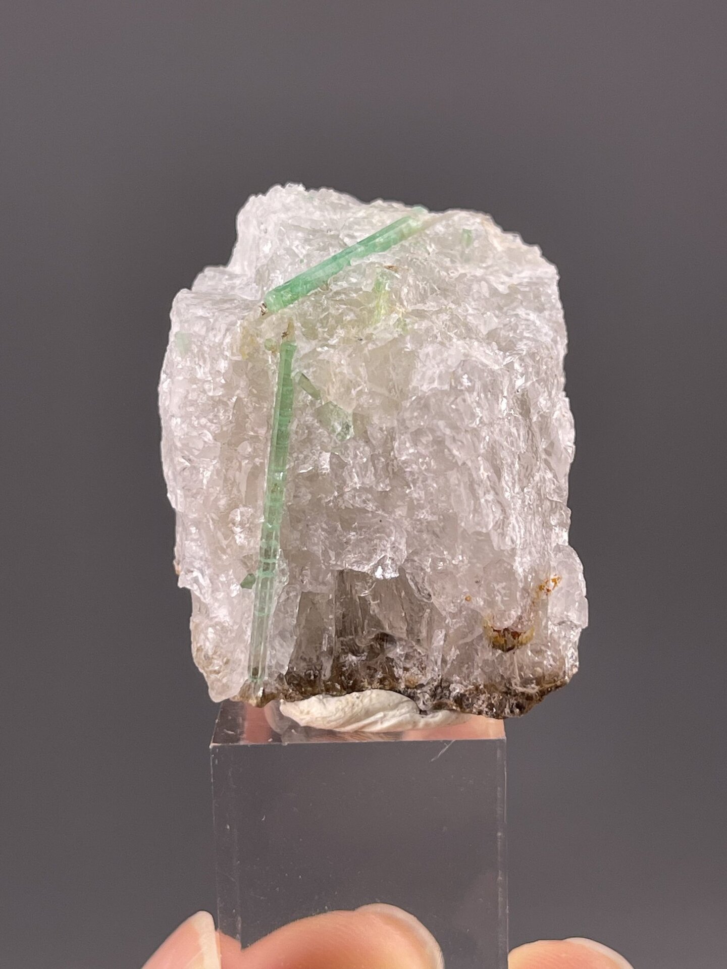 Columnar emerald beryl showing green colour and hexagonal habit, 1.4 g