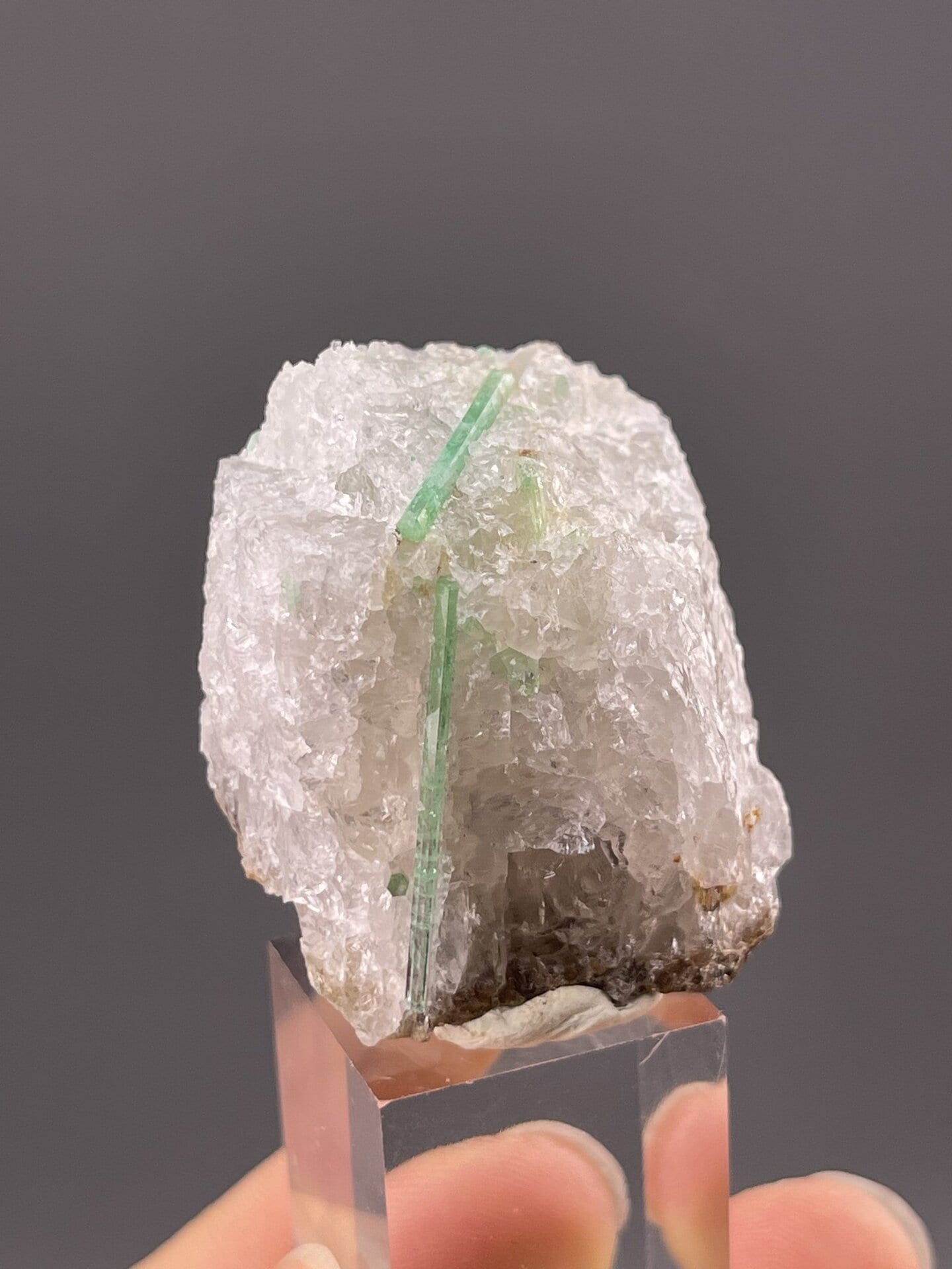 Side view of columnar emerald showing full crystal length