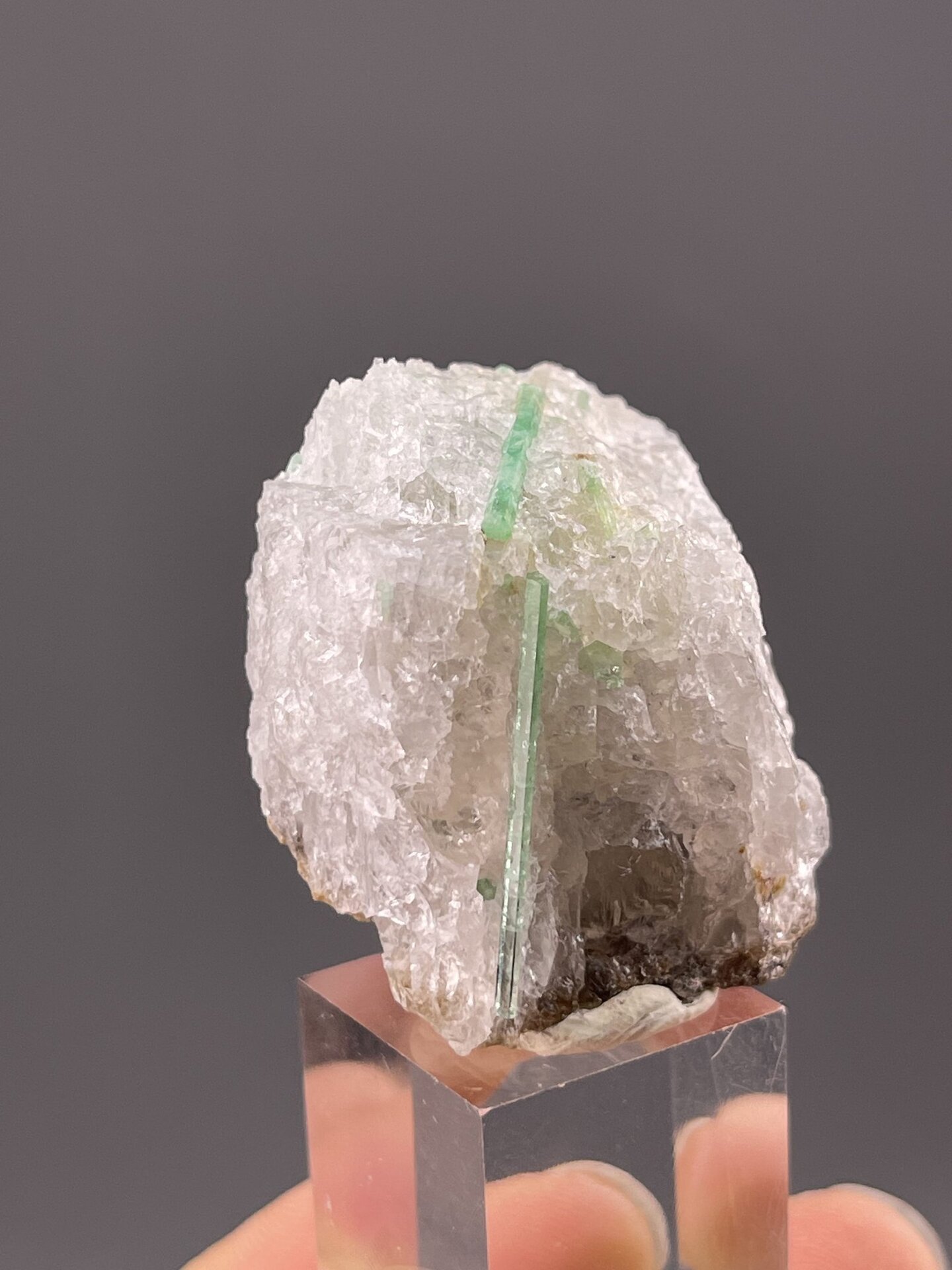 Be₃Al₂Si₆O₁₈ hexagonal emerald, Mohs 7.5–8, Nandan Guangxi