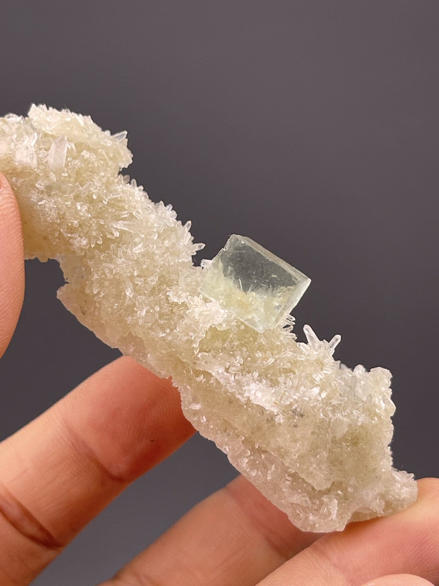 Angled view of Xianghualing fluorite highlighting green on quartz