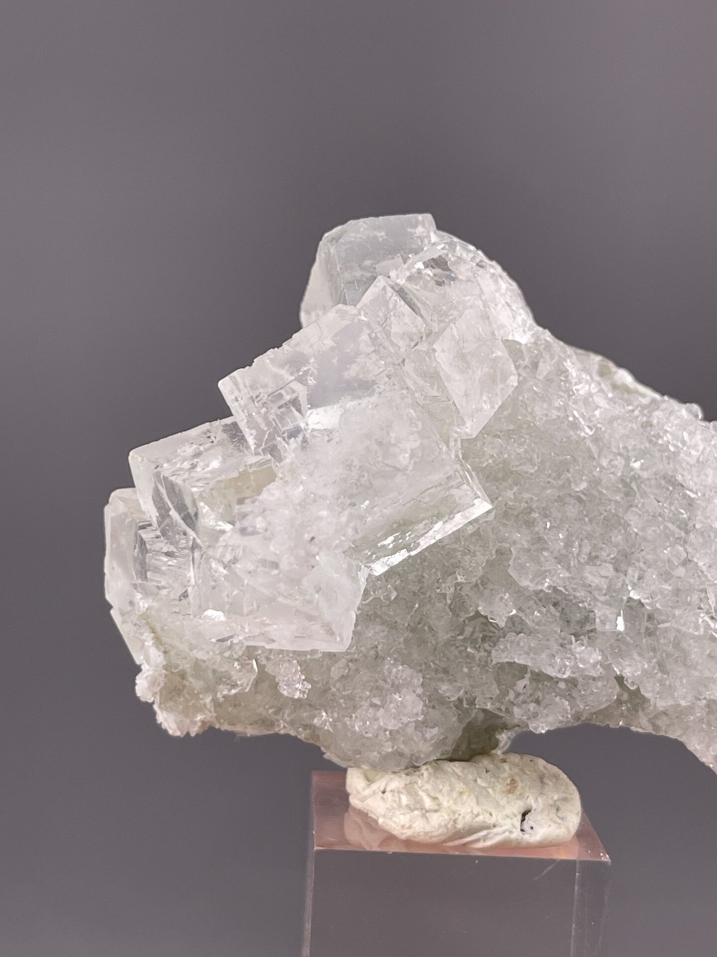Front view of fluorite crystal, 21×15×13 mm, Xianghualing Mine