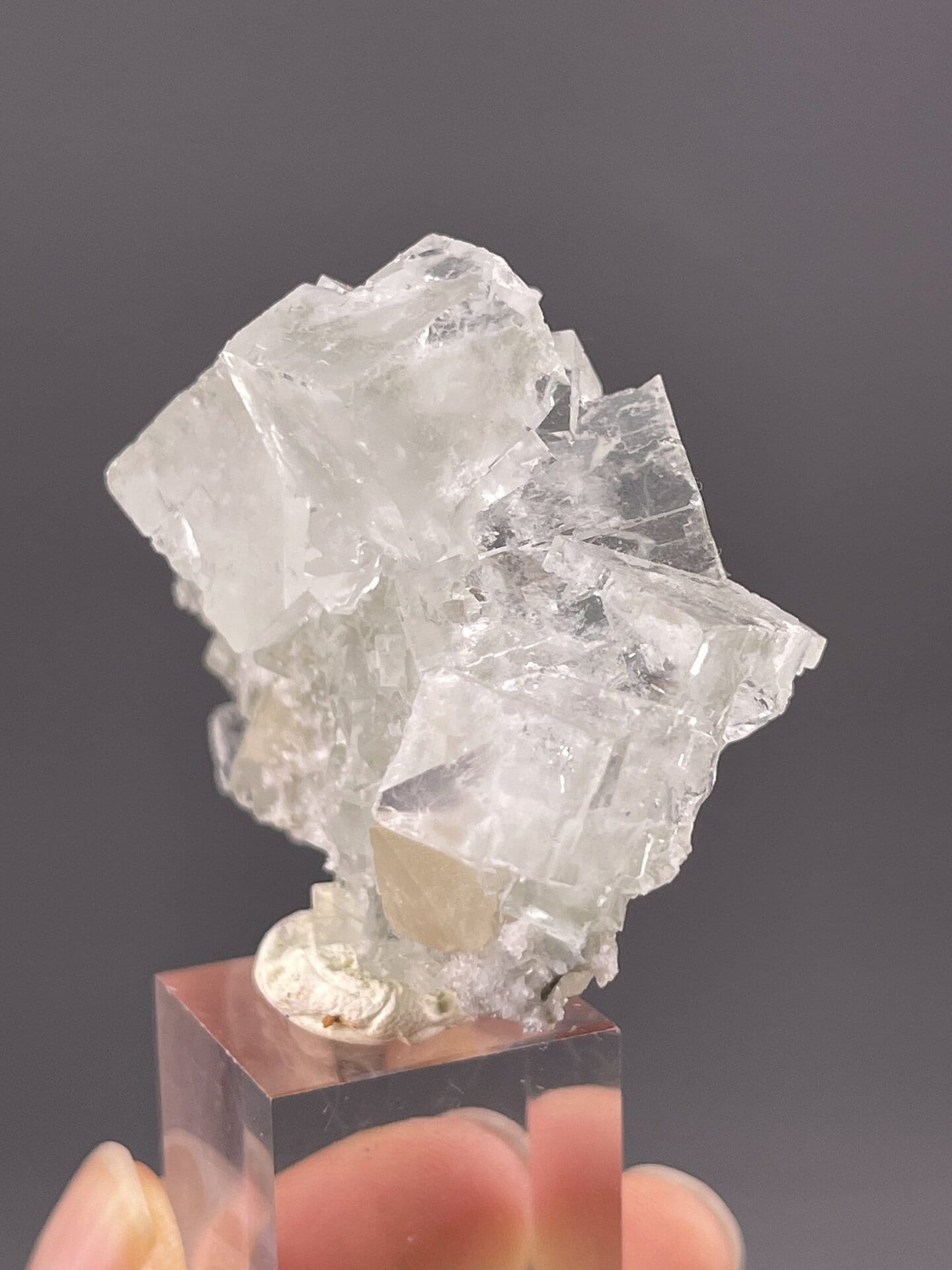 Angled view of Xianghualing fluorite highlighting cubic geometry