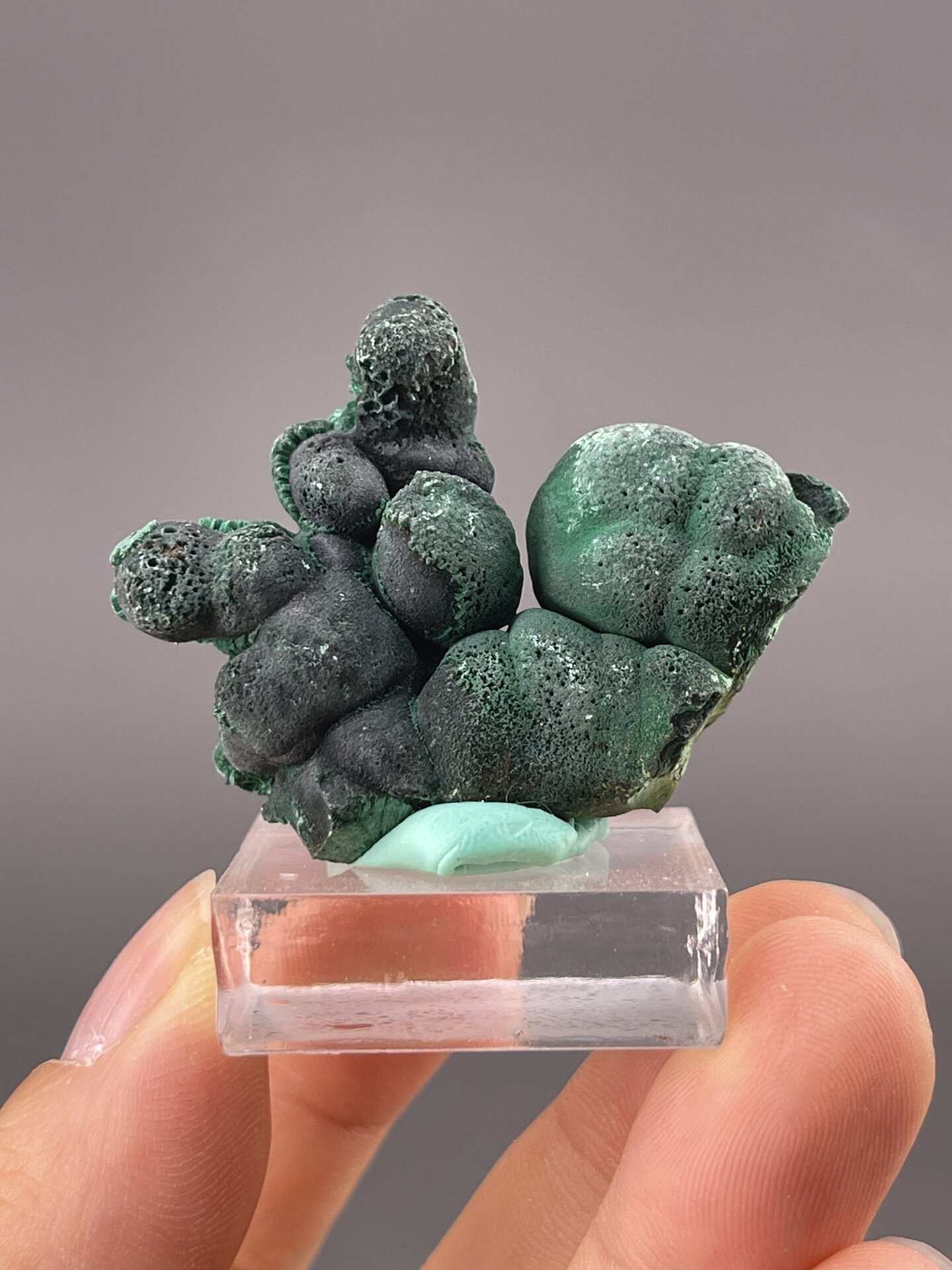 Front view of malachite, 18×9×10 mm, Democratic Republic of Congo