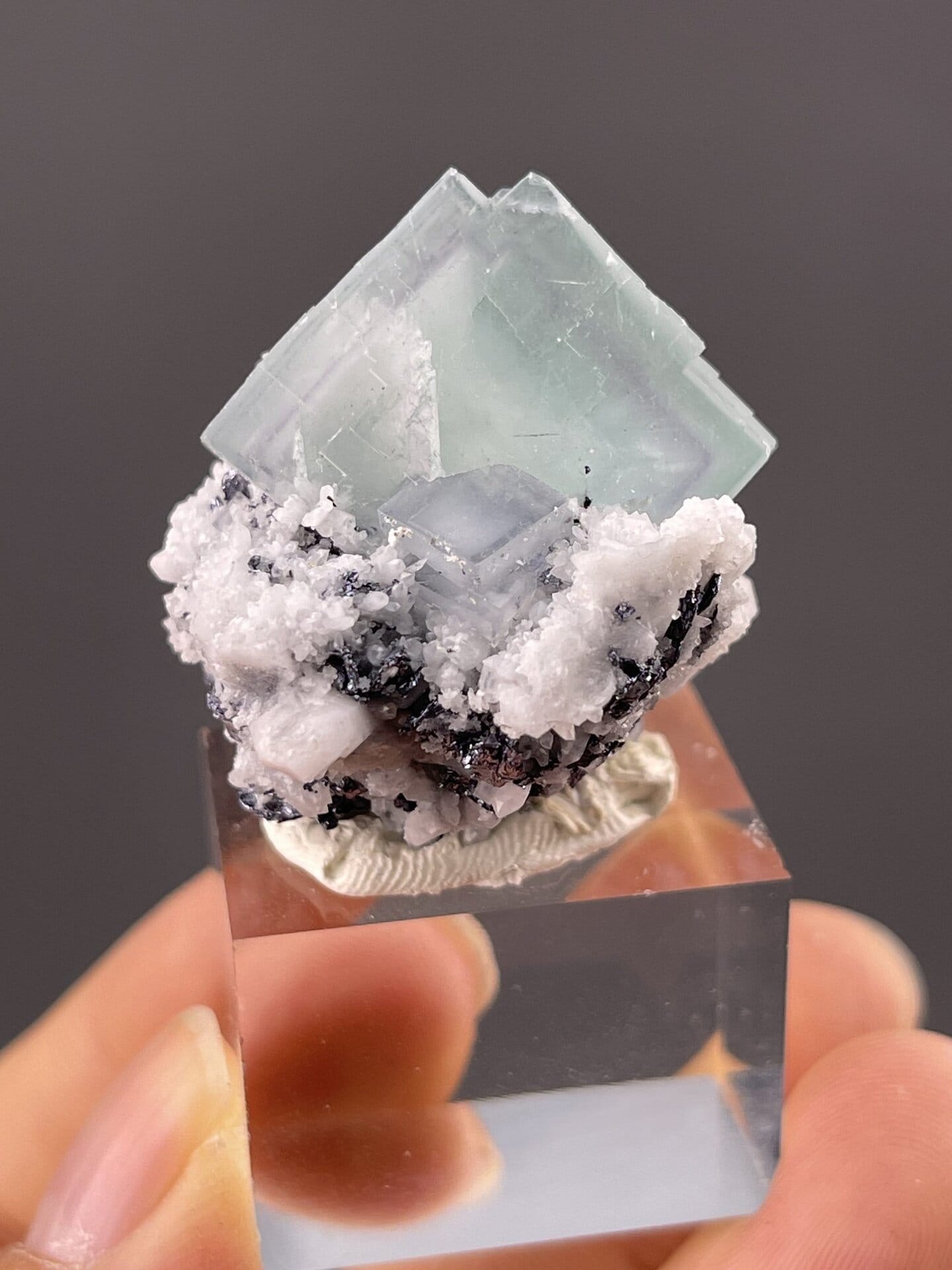 Front view of pseudocubic quartz, 15×13×12 mm, Yaogangxian