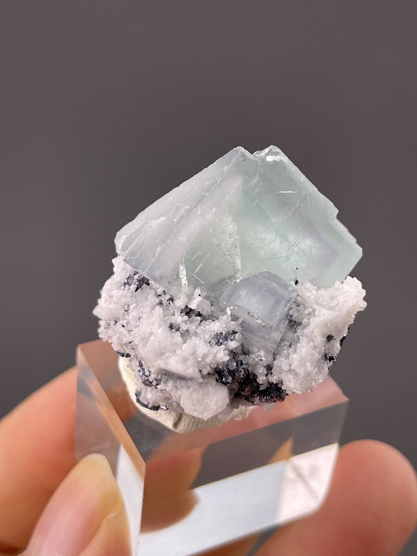 Top view of green quartz showing pseudocubic cross-section