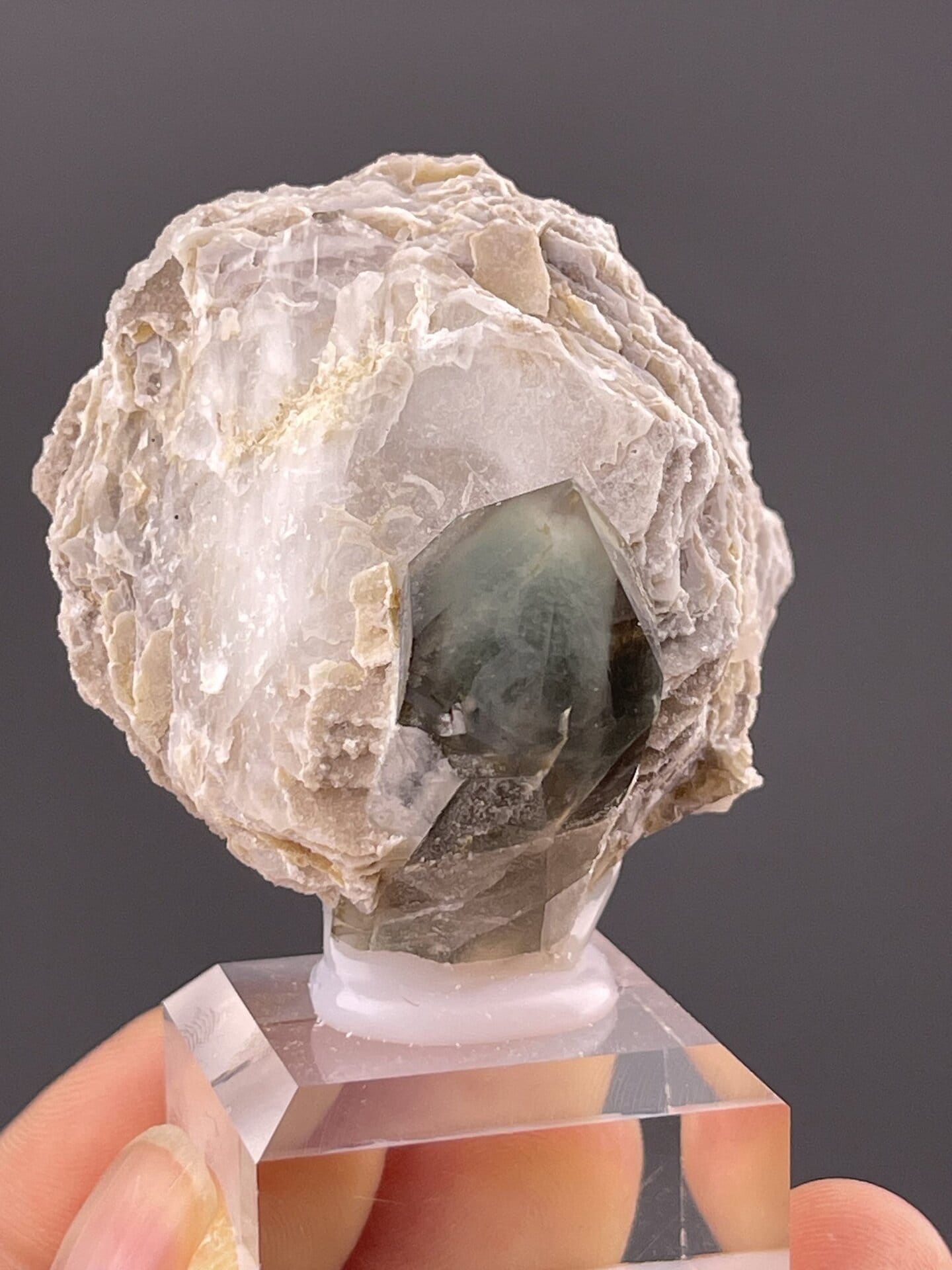 Green quartz showing vitreous prismatic habit, Maharashtra, 2.1 g