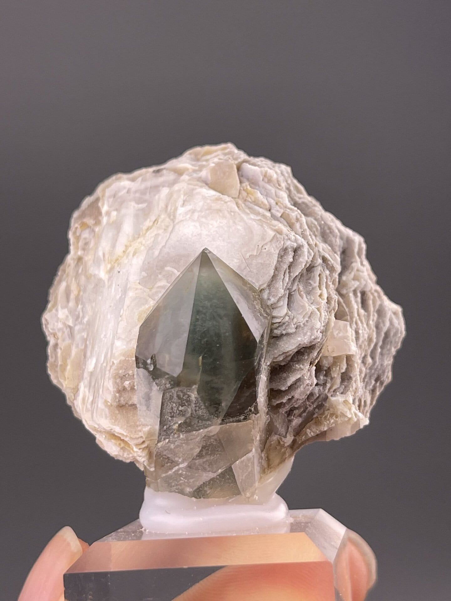 Front view of quartz crystal, 18×12×18 mm, Jalgaon District