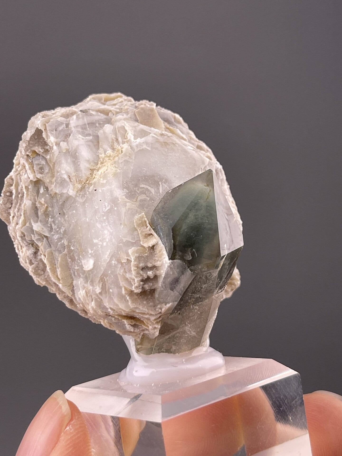 Side view of prismatic quartz showing full crystal length