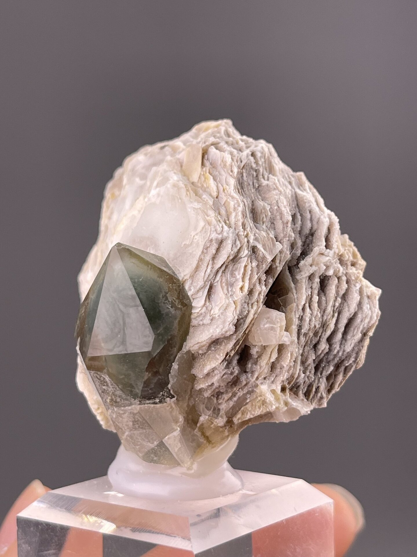 SiO₂ trigonal quartz, Mohs 7, green prismatic, Maharashtra India
