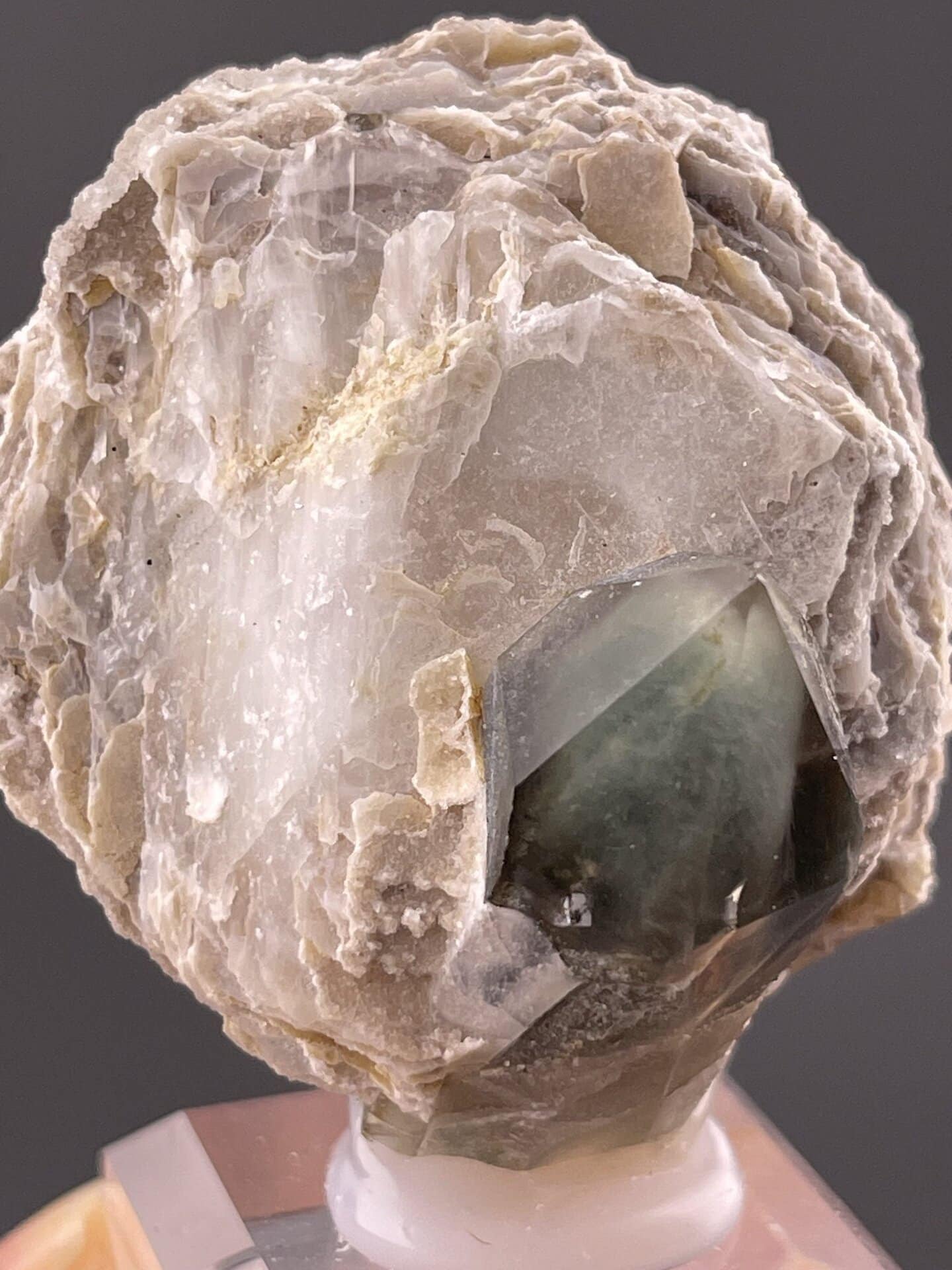 Angled view of Jalgaon quartz highlighting green colour