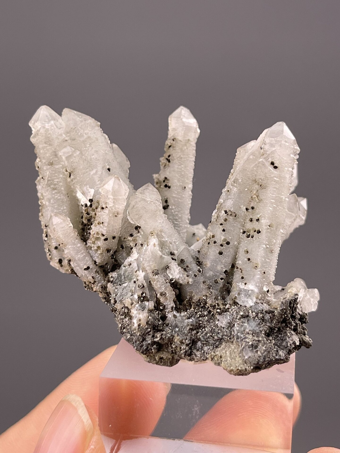 Front view of screw quartz crystal, 20×14×14 mm, Inner Mongolia