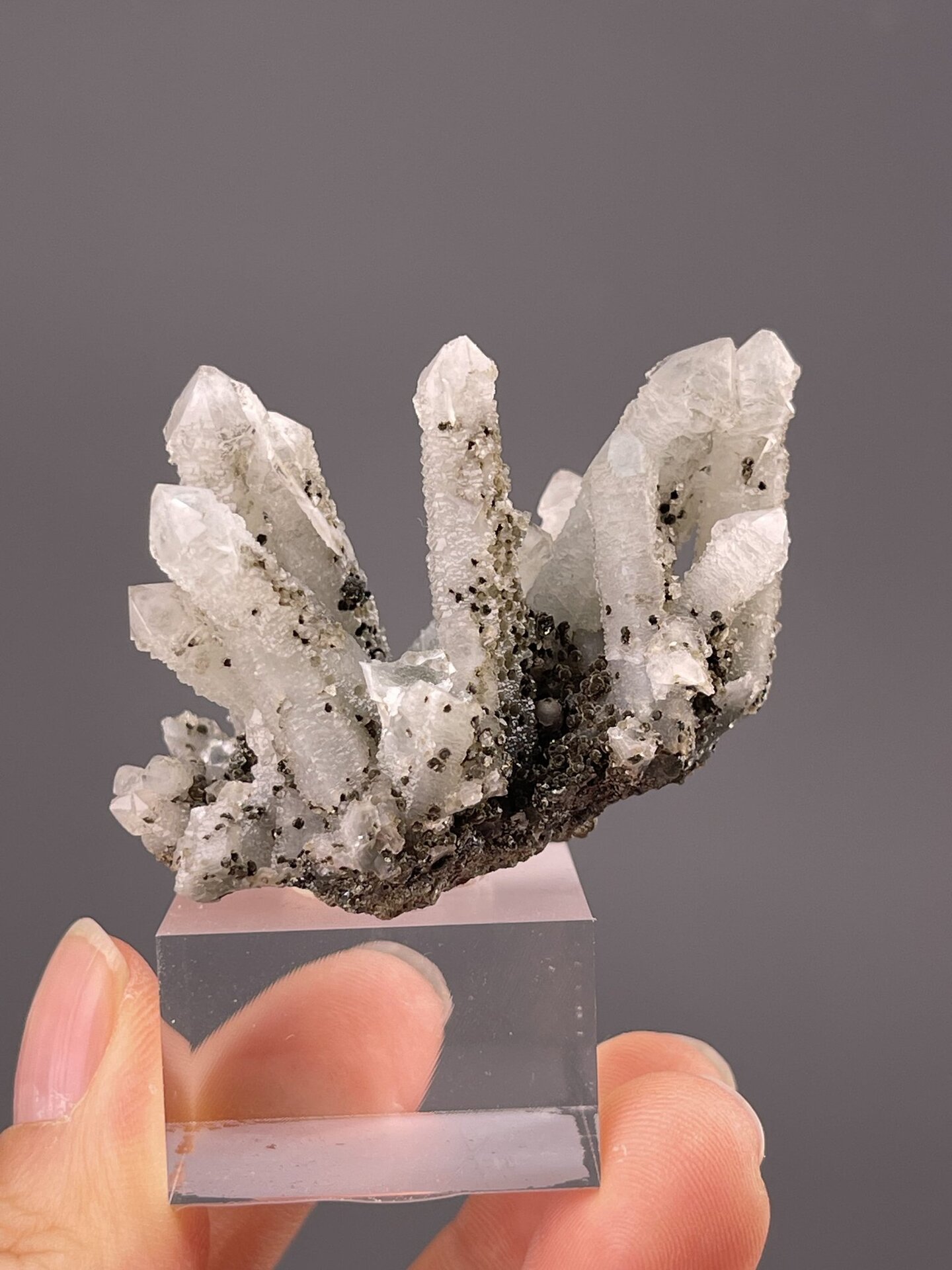 SiO₂ trigonal quartz with unusual screw crystal habit, China