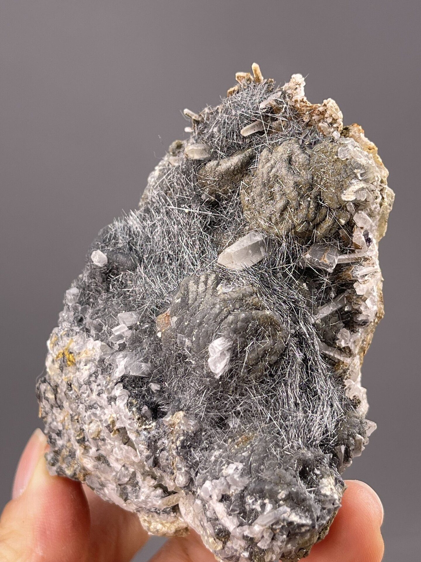 Side view of acicular bismuthinite showing radiating crystal habit