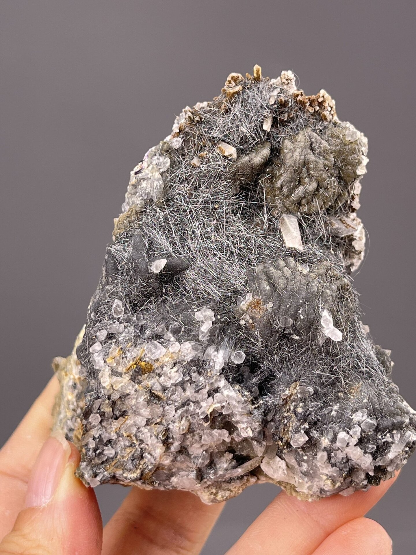 Top view of bismuthinite specimen showing acicular arrangement