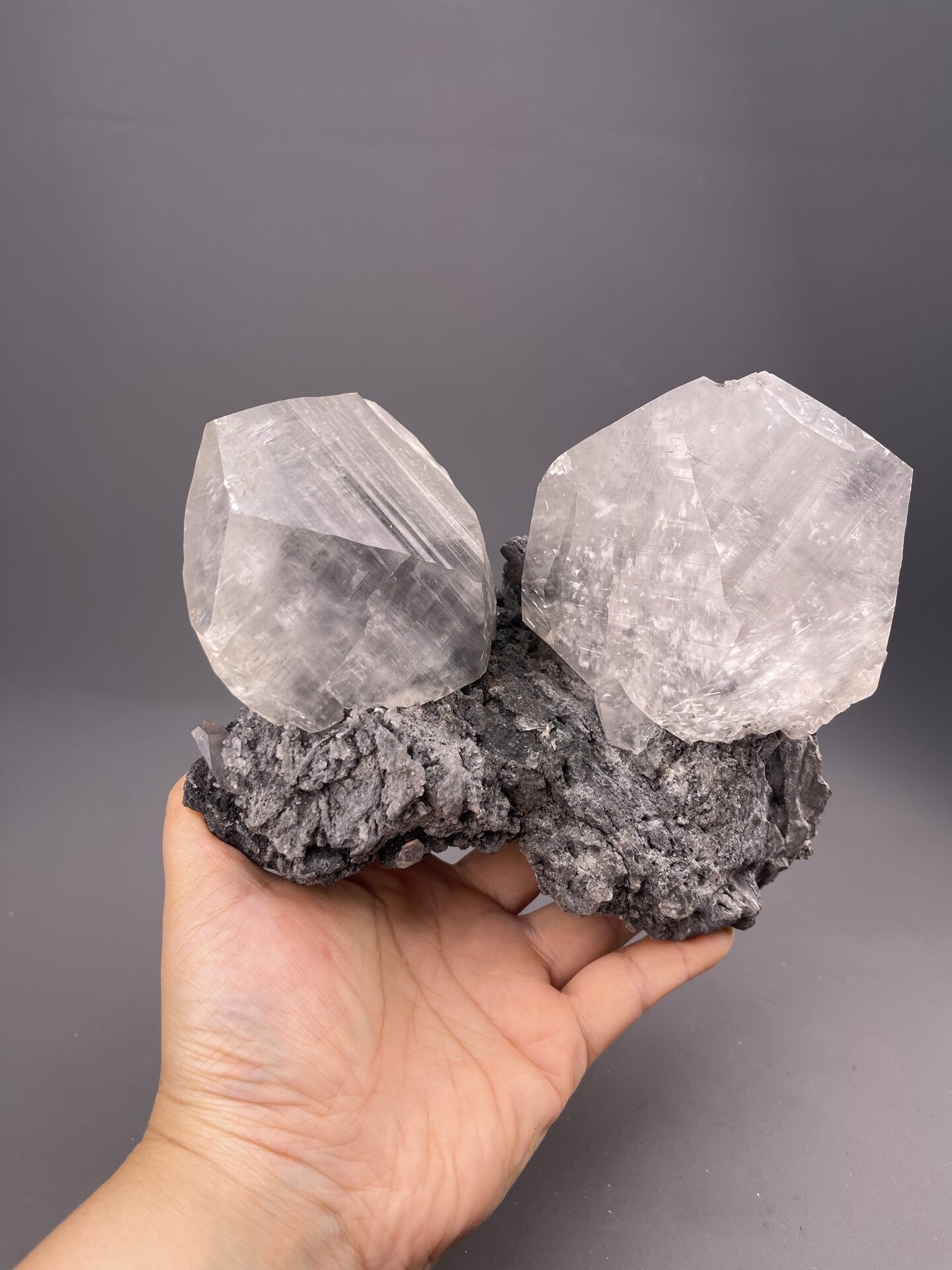 Front view of grey calcite showing large prismatic crystals