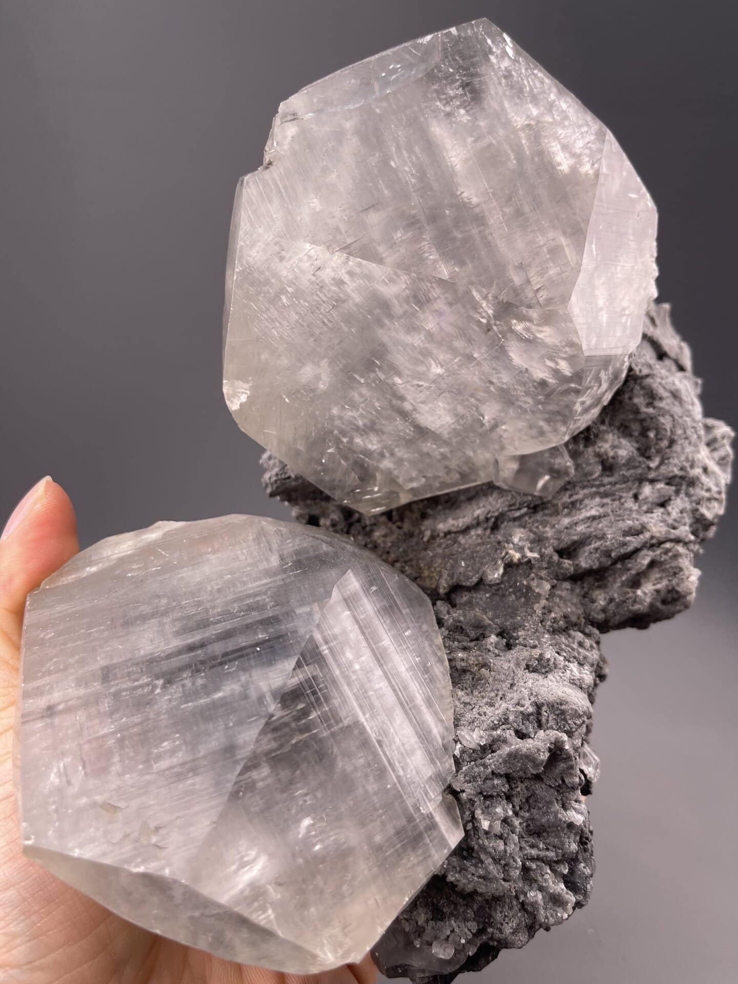 CaCO₃ trigonal calcite, Mohs 3, grey prismatic, 46.7 g