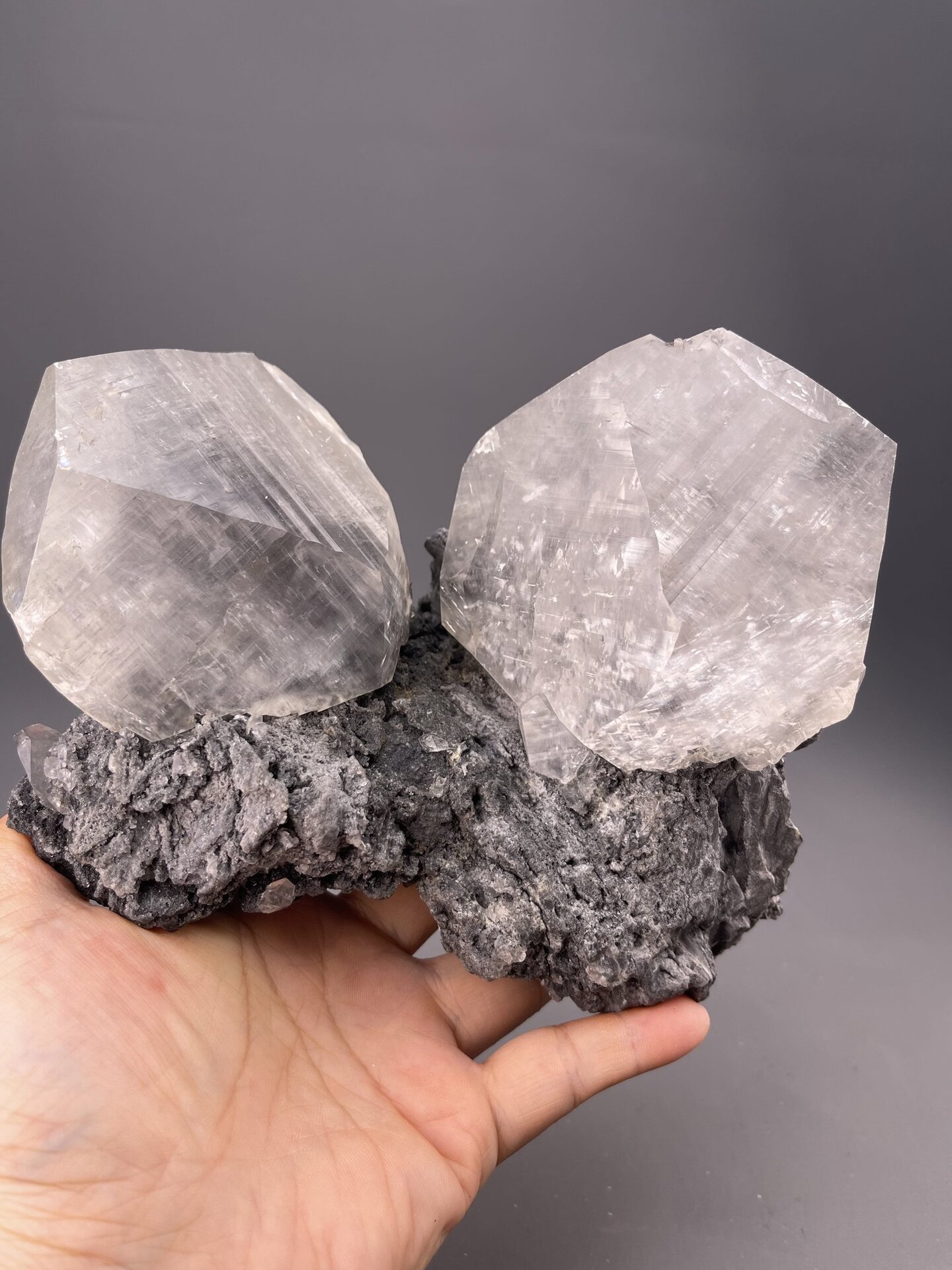 Side profile of calcite cluster from Daye Mine, Huangshi