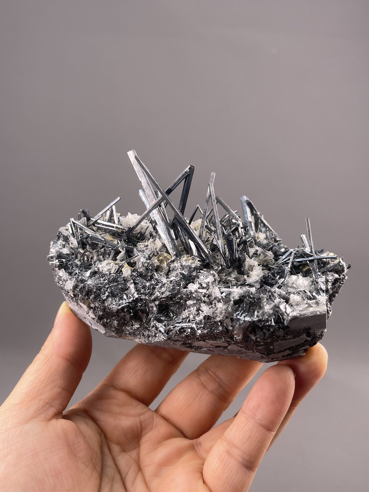 Stibnite Acicular Cluster from Lengshuijiang Mine, Hunan – side profile