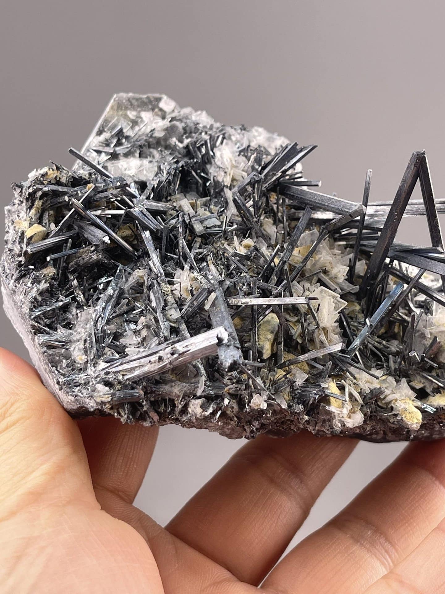Stibnite Acicular Cluster from Lengshuijiang Mine, Hunan – crystal termination detail