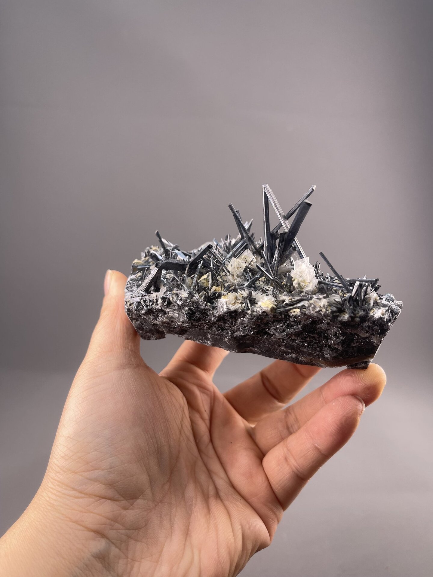 Stibnite Acicular Cluster from Lengshuijiang Mine, Hunan – lustre and transparency detail