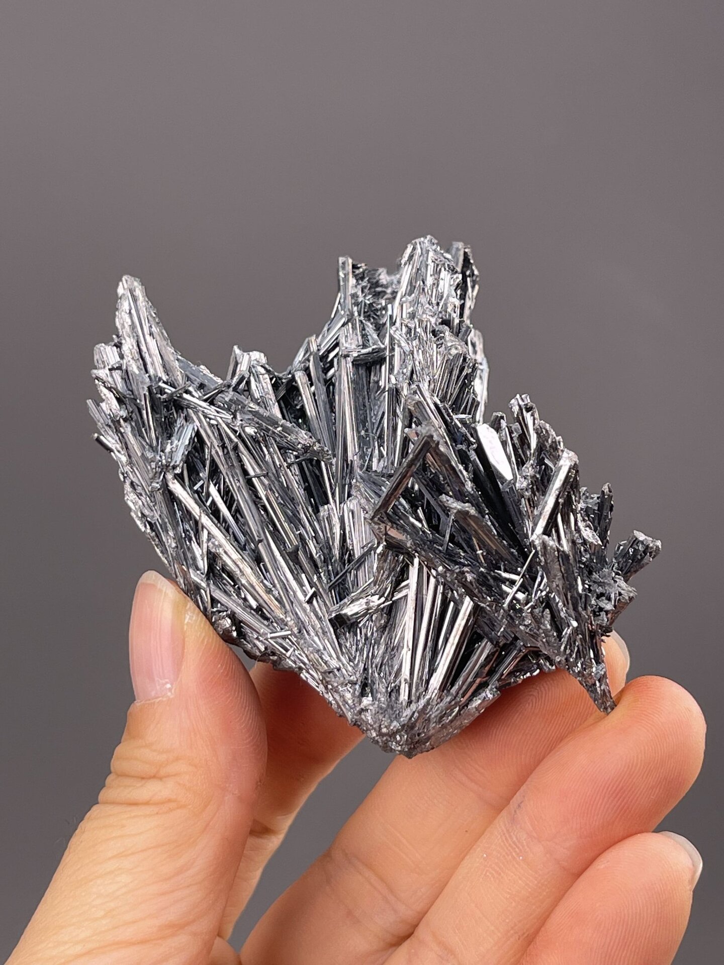 Side view showing radiating stibnite crystal arrangement