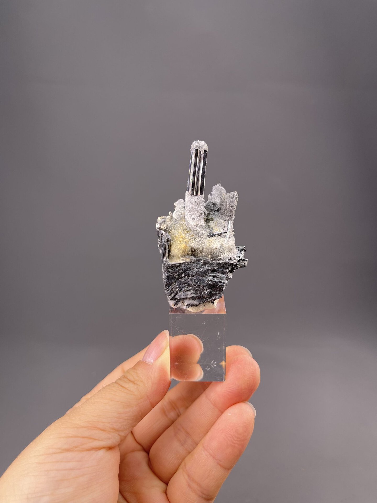 Front view of stibnite, 13×14×25 mm, Lengshuijiang Mine Hunan